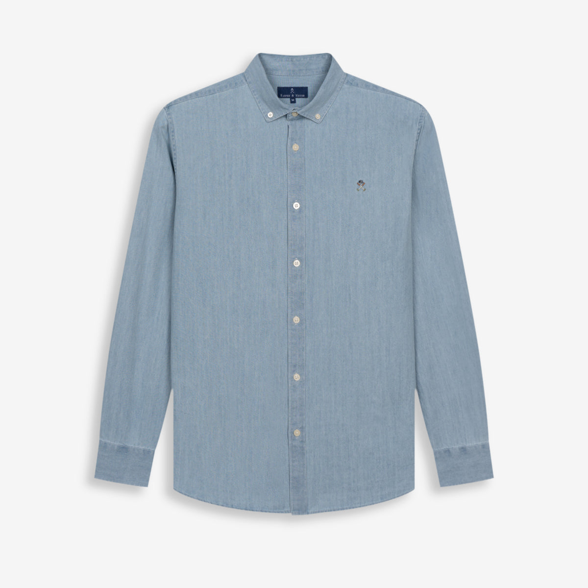 Camisa vaquera de Harper & Neyer en denim claro, cuello button down y logo bordado, vista frontal