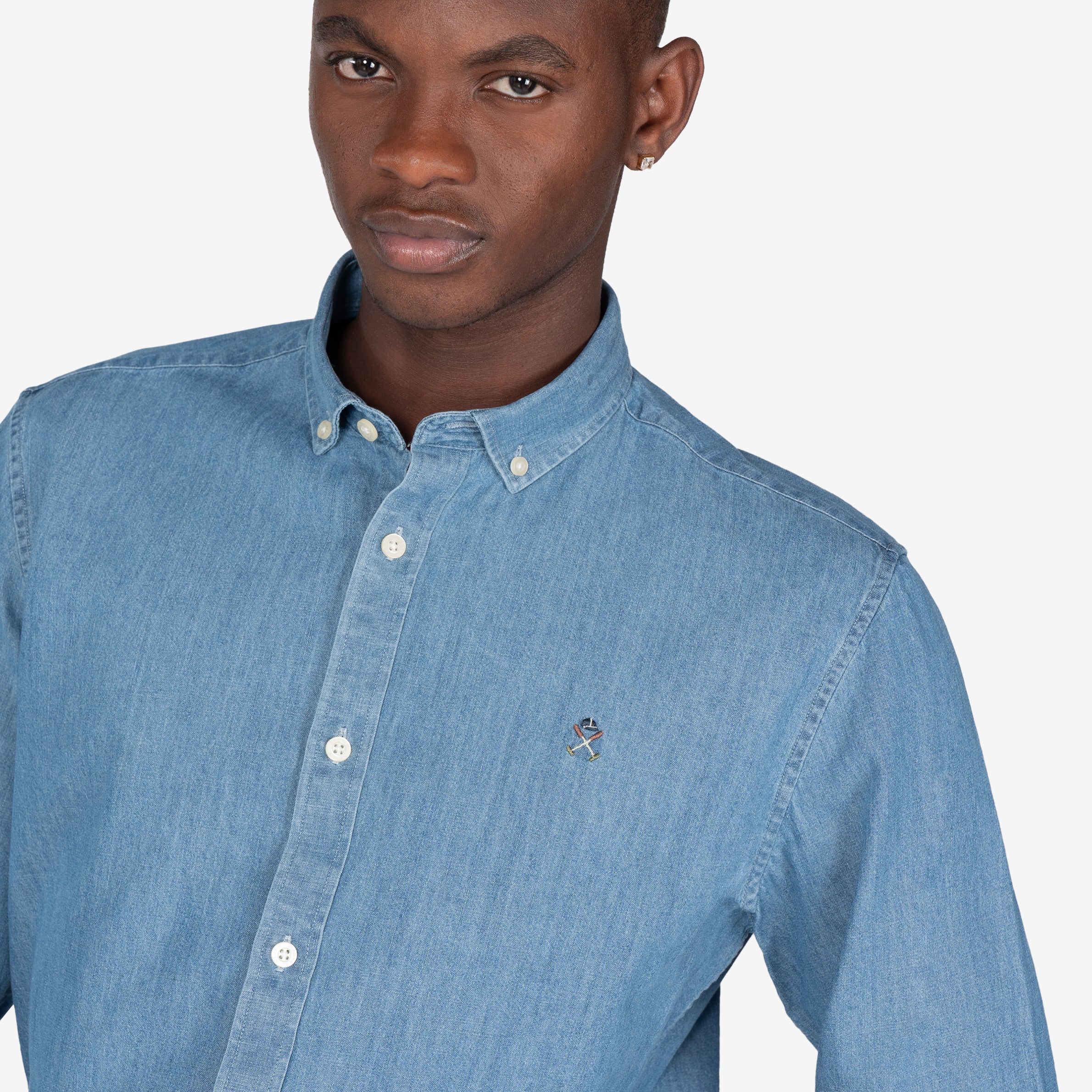 Camisa vaquera de Harper & Neyer en denim medio con cuello button down, look preppy