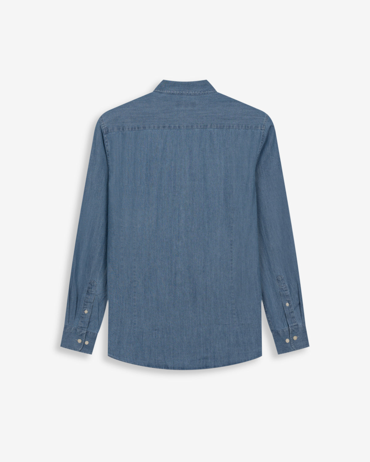 Camisa vaquera de Harper & Neyer en denim medio, vista trasera con canesú y puños abotonados
