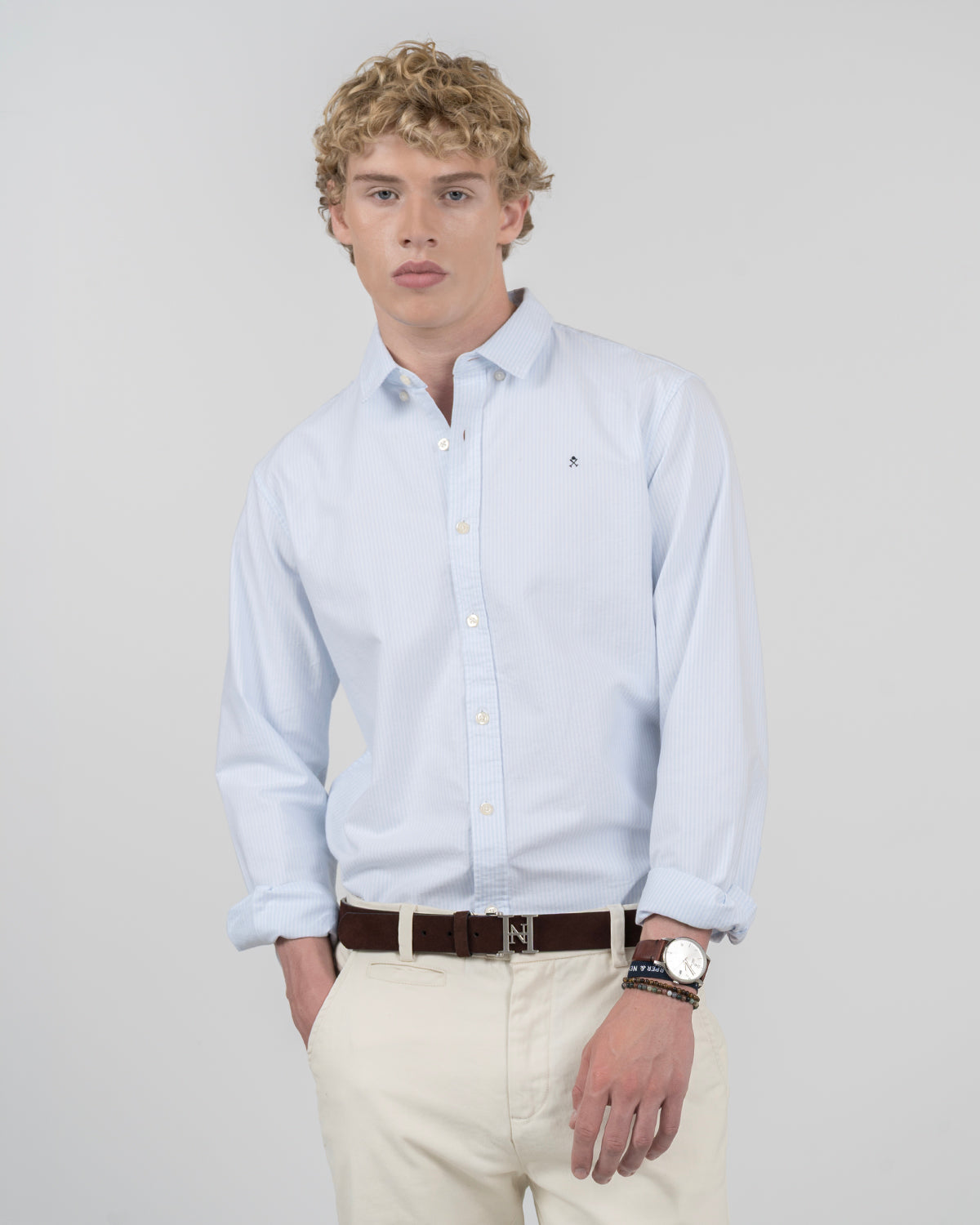 Camisa MEDITERRANEO de Harper & Neyer a rayas azul claro sobre fondo blanco, vista frontal con logo bordado