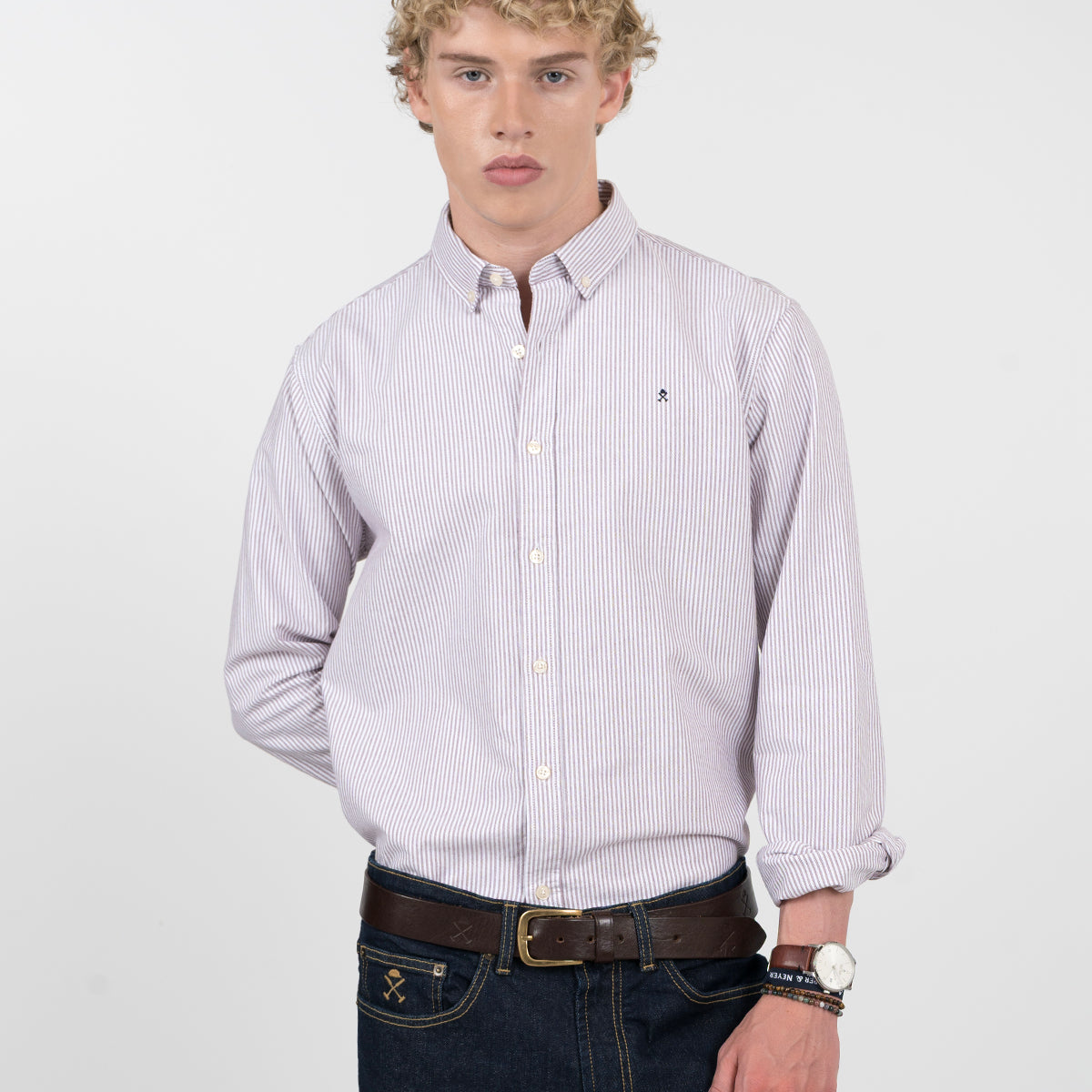 Camisa MEDITERRANEO de Harper & Neyer a rayas granate sobre fondo blanco, vista frontal con logo bordado