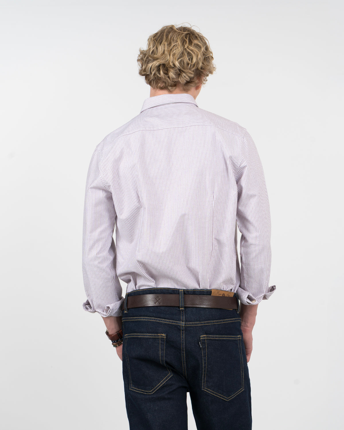 Camisa MEDITERRANEO de rayas granate de Harper & Neyer, vista trasera con canesú y mangas remangadas