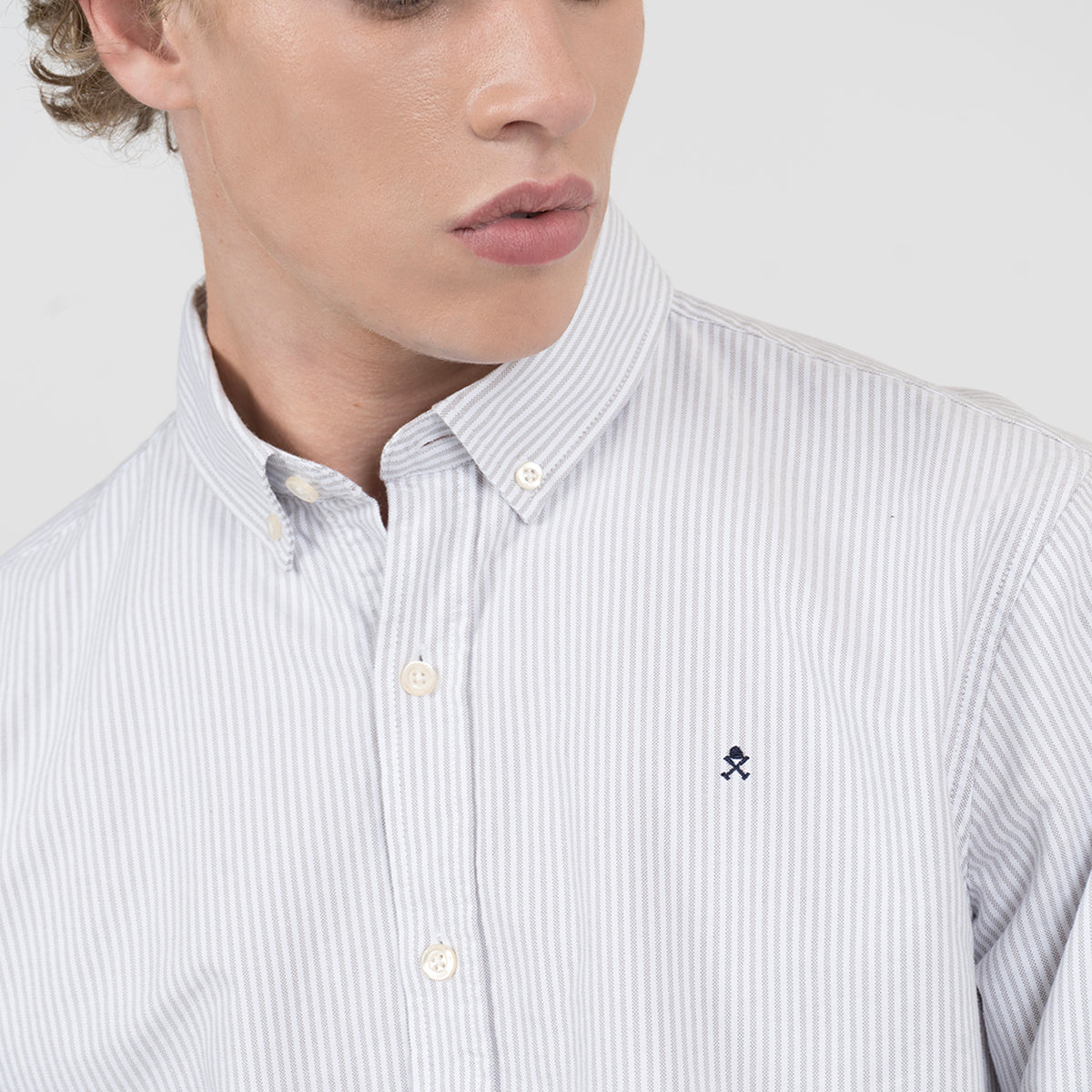 Detalle macro del cuello button down y logo bordado de la camisa MEDITERRANEO a rayas grises Harper & Neyer