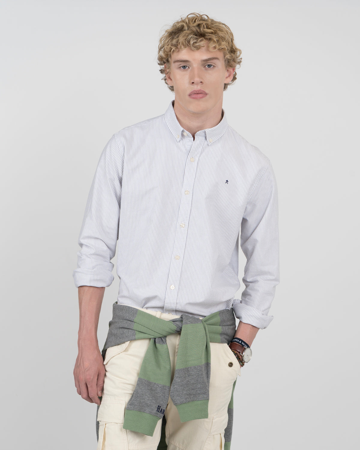 Camisa MEDITERRANEO de Harper & Neyer a rayas grises sobre fondo neutro, vista frontal con logo bordado