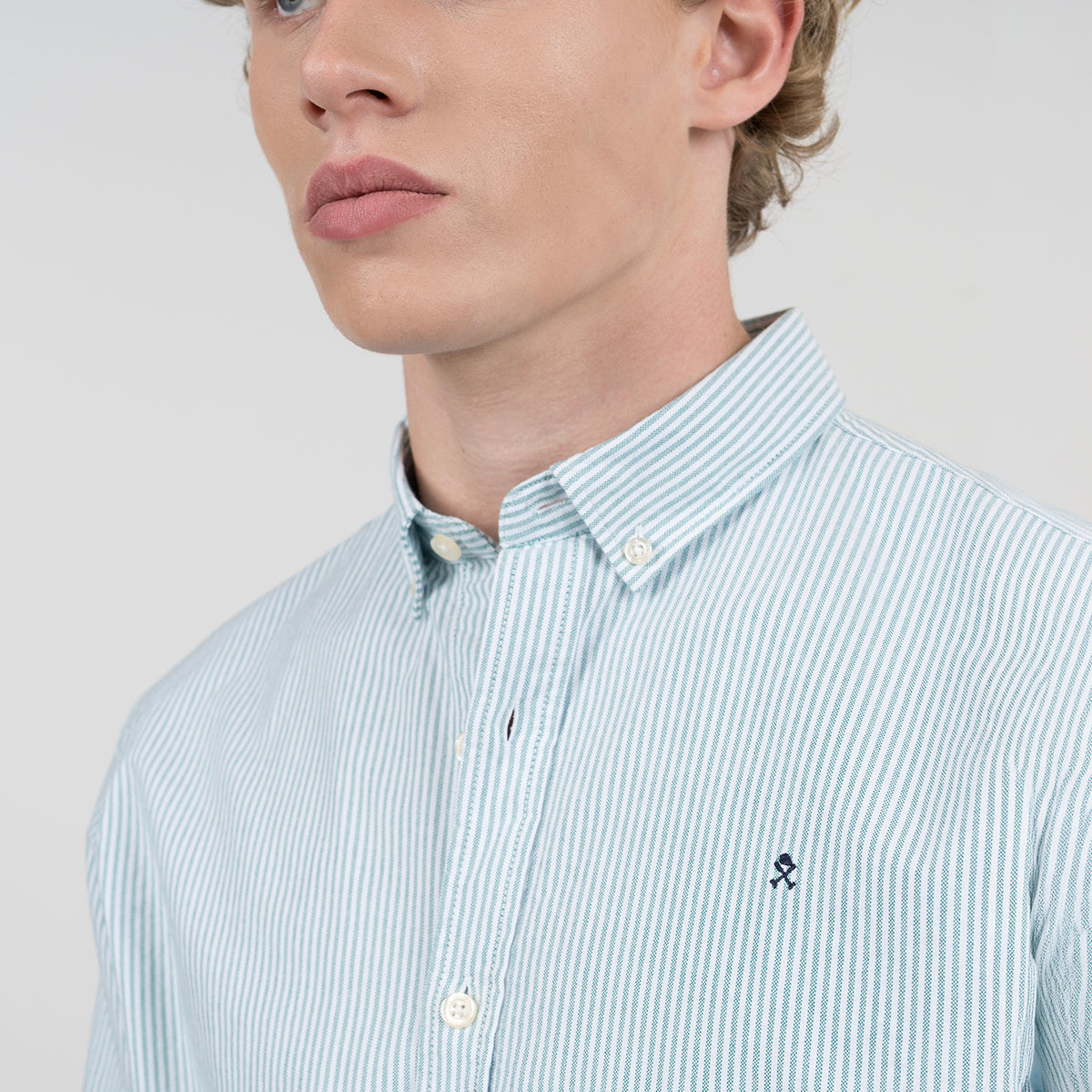 Detalle macro del cuello button down y logo bordado de la camisa MEDITERRANEO rayas verde agua Harper & Neyer