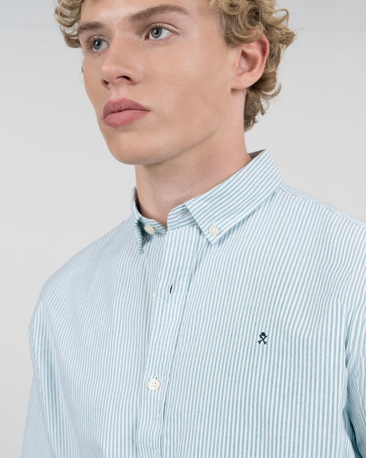Detalle macro del cuello button down y logo bordado de la camisa MEDITERRANEO rayas verde agua Harper & Neyer