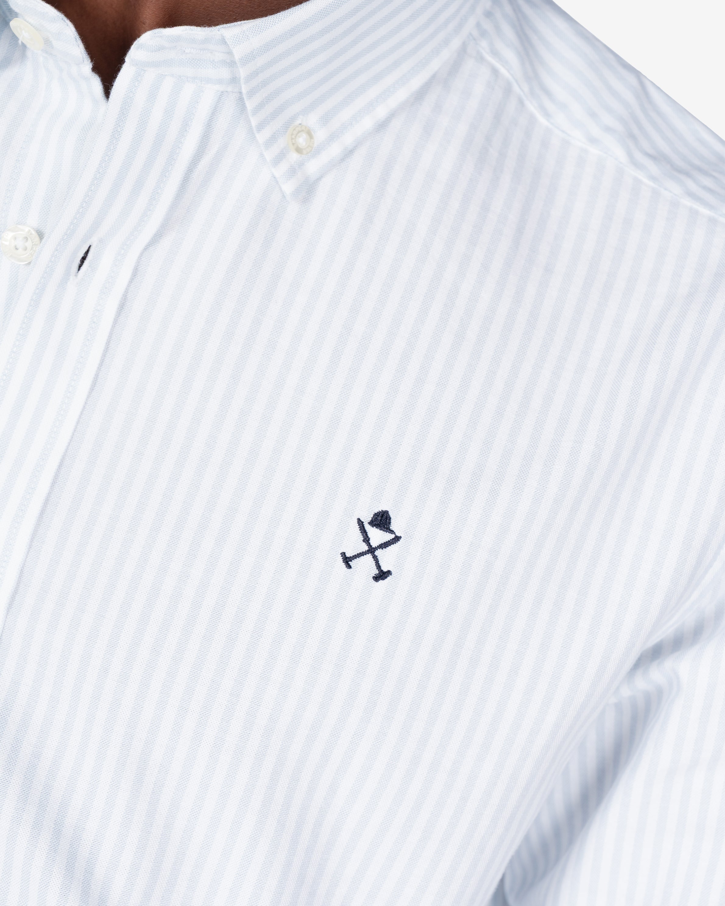 Camisa North Sea de Harper & Neyer de rayas azul cielo en algodón, detalle de tejido y logo bordado