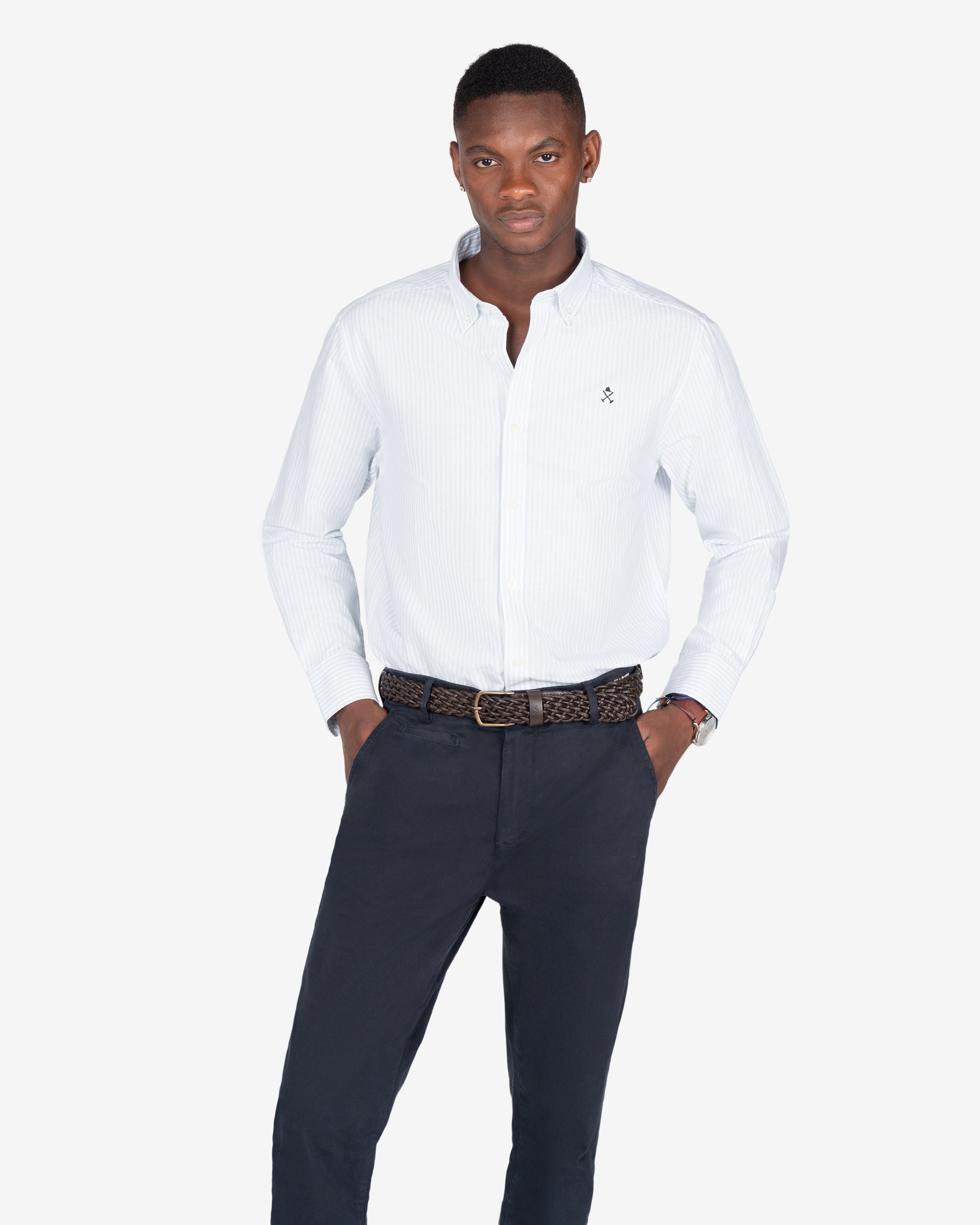Camisa North Sea de Harper & Neyer de rayas azul cielo, look preppy con pantalón azul marino