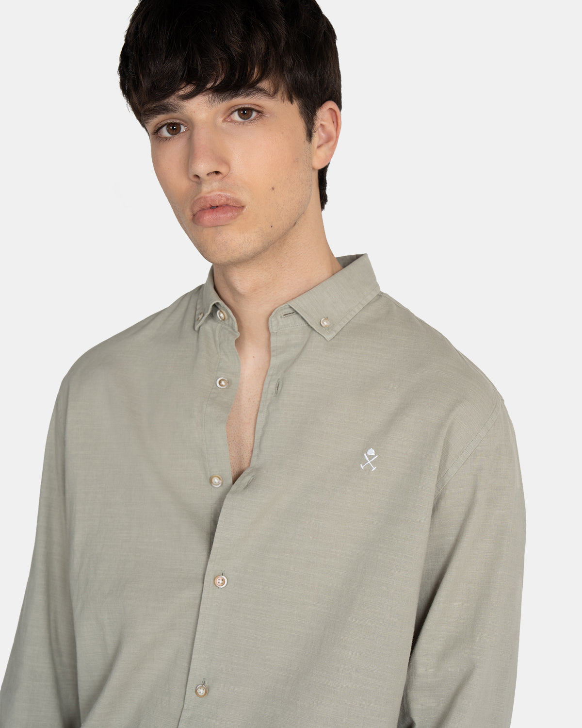Detalle del cuello button-down y bordado logo de la marca en pecho de la camisa Royal Academy en verde gris