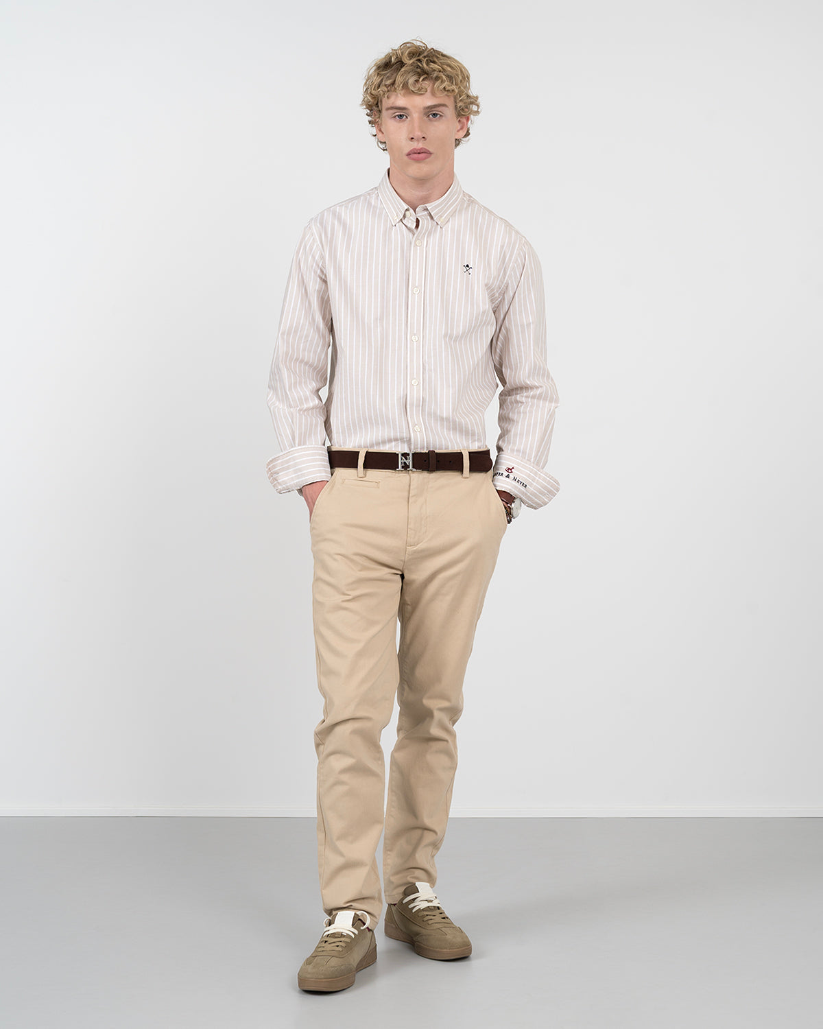 Camisa SHORELINE ELITE a rayas anchas camel de Harper & Neyer, vista frontal cuerpo entero con chino beige