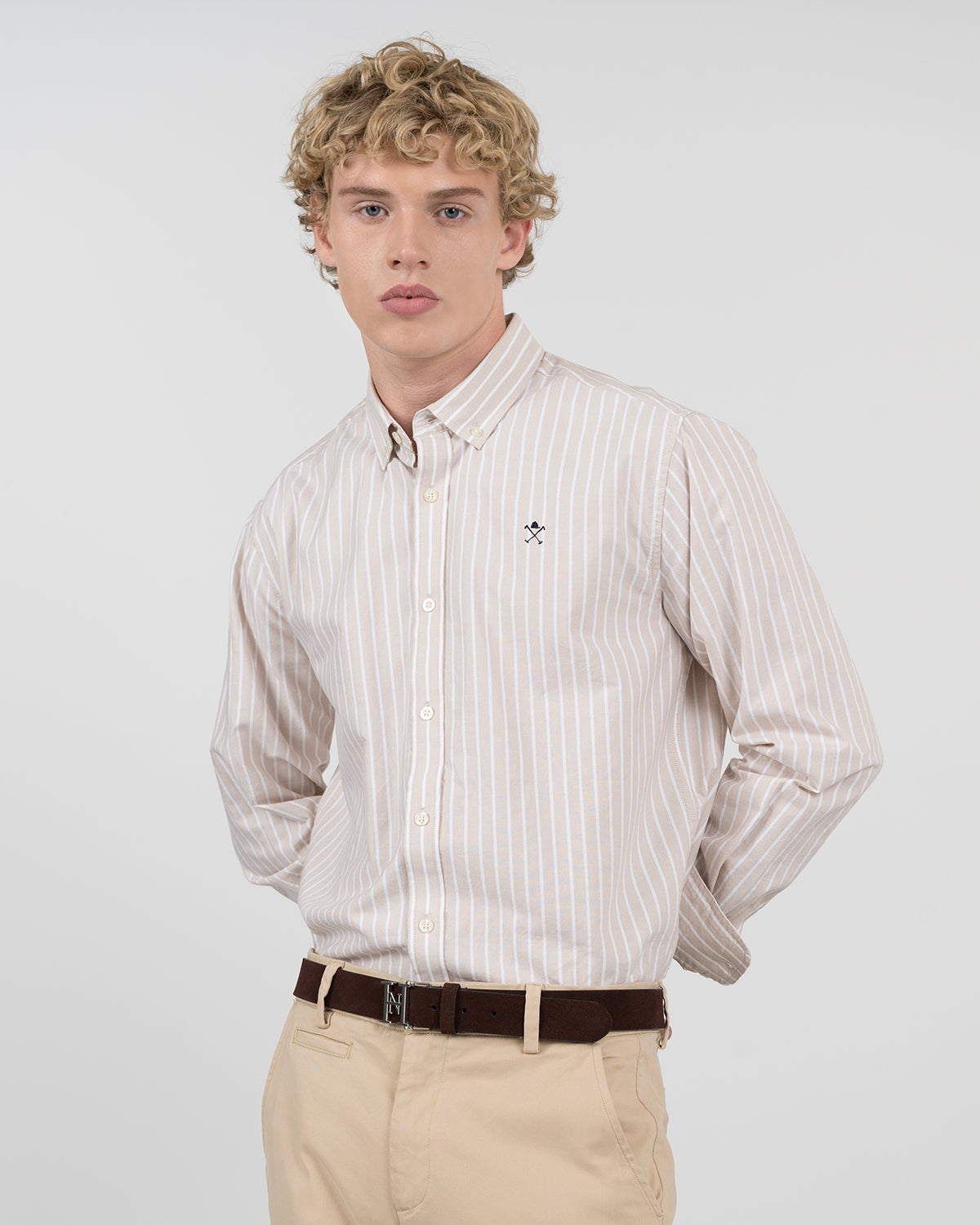 Camisa SHORELINE ELITE de Harper & Neyer a rayas anchas camel sobre fondo blanco, vista frontal con logo bordado