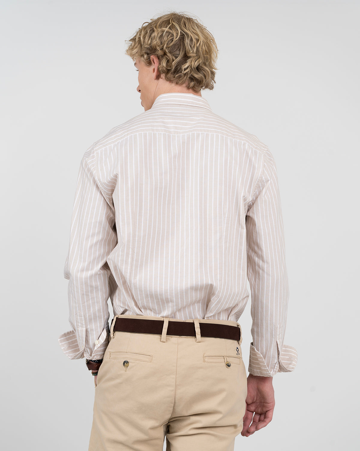 Camisa SHORELINE ELITE de rayas anchas camel de Harper & Neyer, vista trasera con canesú y mangas remangadas