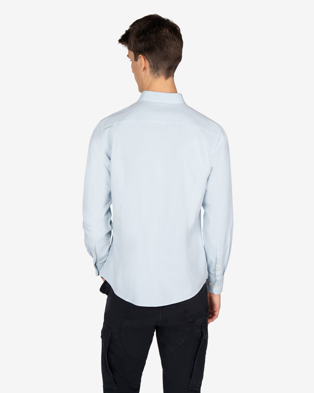 Camisa Veneto de Harper & Neyer lisa en azul cielo, look preppy vista trasera