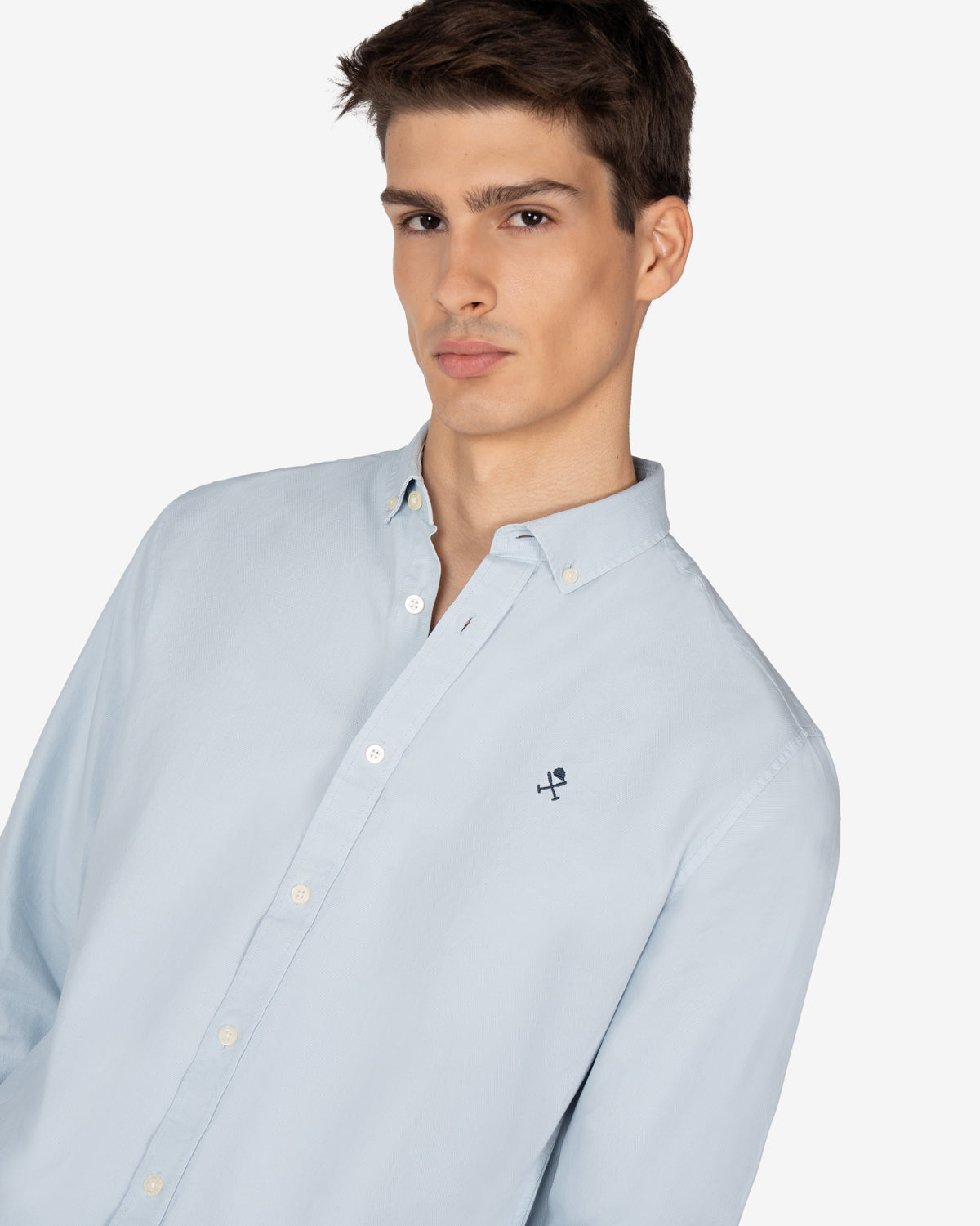Camisa Veneto de Harper & Neyer lisa en azul cielo con cuello button down, look preppy