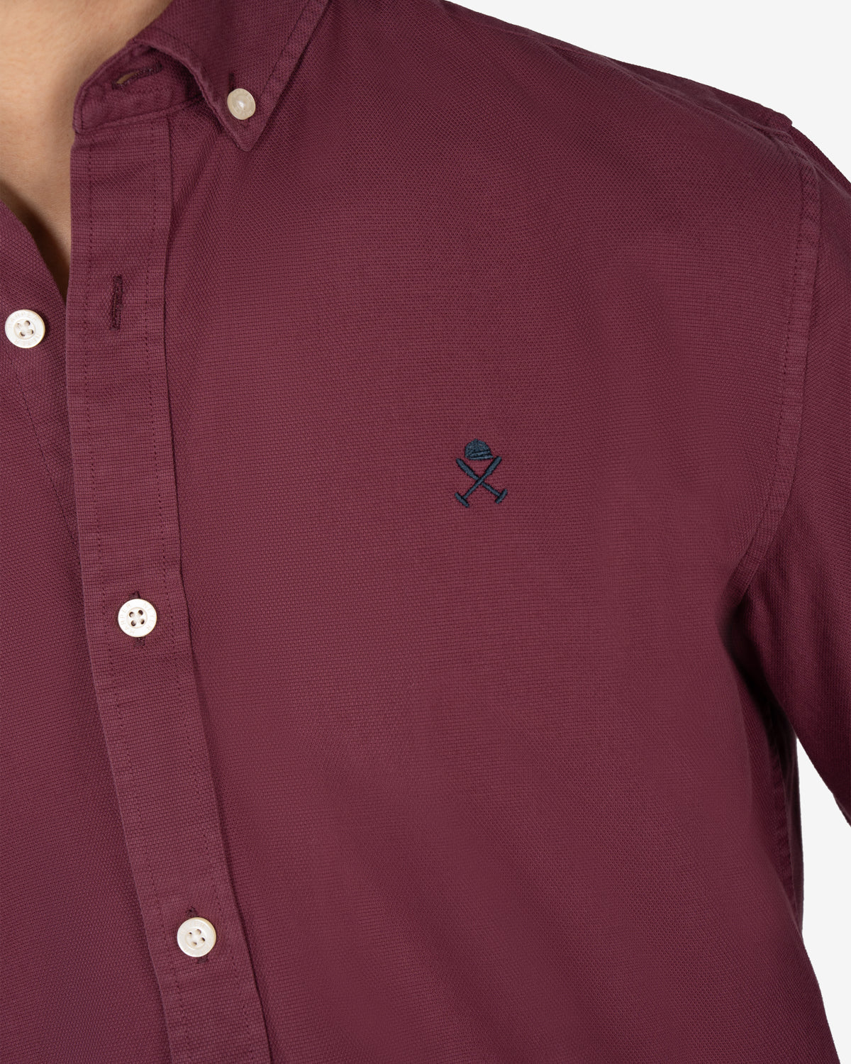Camisa Veneto de Harper & Neyer lisa en burdeos en 100% algodón, detalle de logo bordado