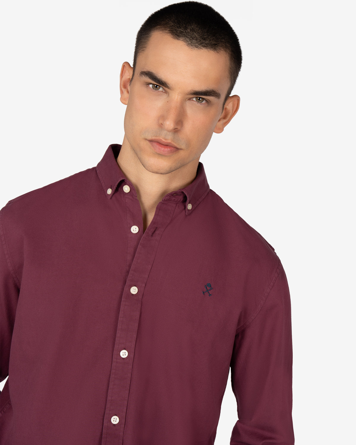 Camisa Veneto de Harper & Neyer lisa en burdeos con cuello button down, look preppy