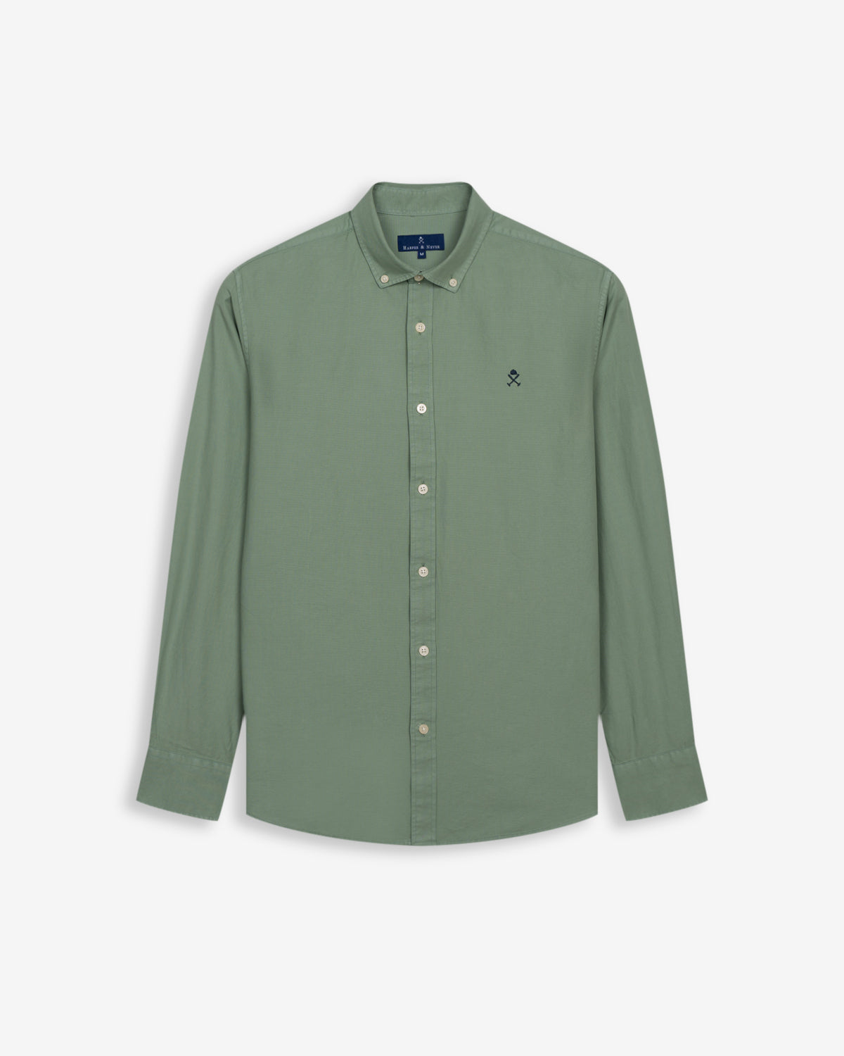 Camisa Veneto de Harper & Neyer lisa en verde salvia, cuello button down y logo bordado, vista frontal
