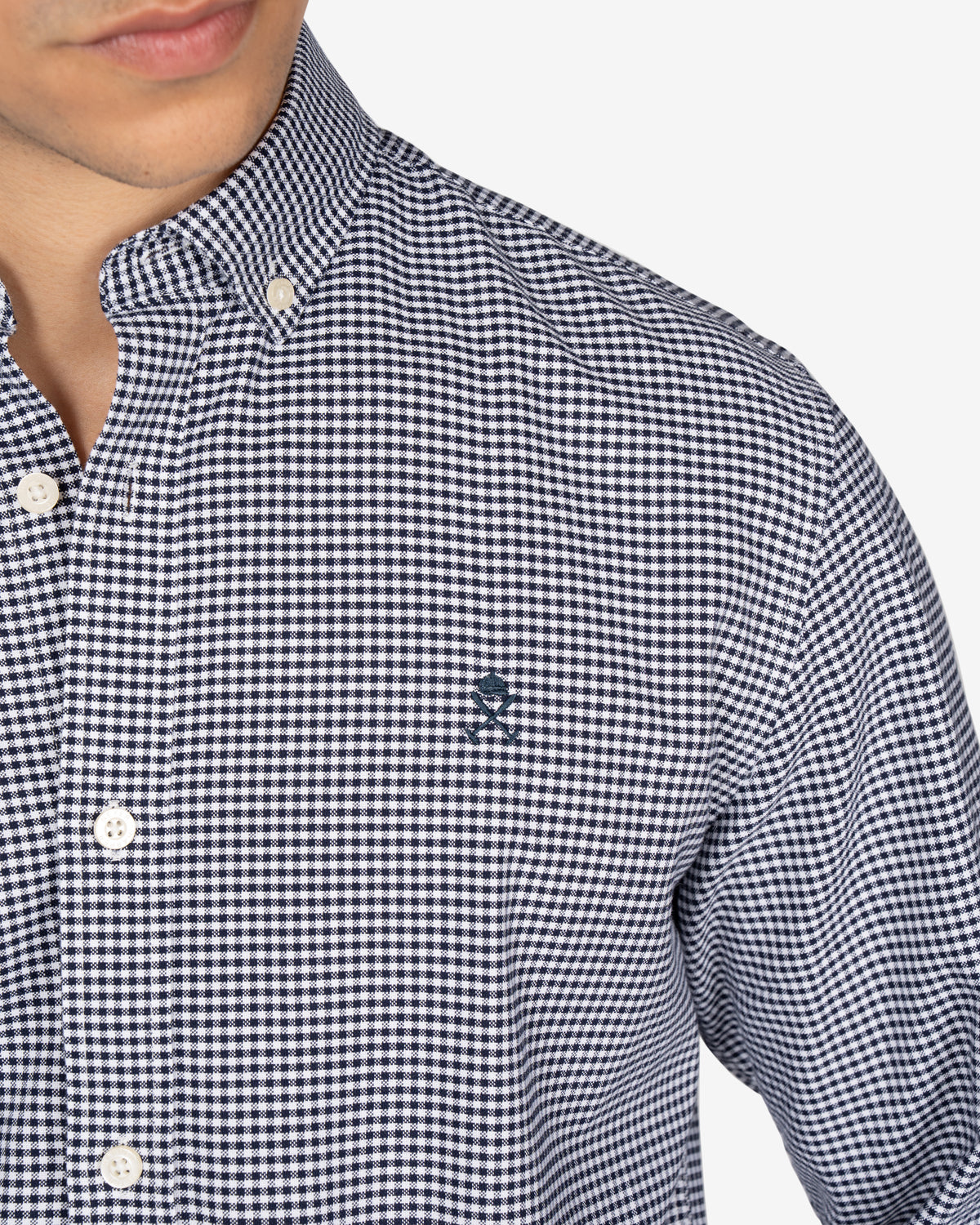 Camisa Vichy de Harper & Neyer de cuadros azul marino en algodón, detalle de logo bordado