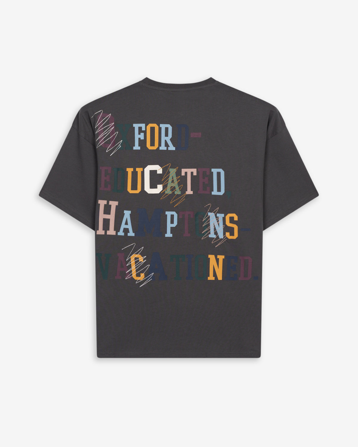 Camiseta LIVERPOOL de Harper & Neyer en antracita, bodegón trasero con mensaje multicolor Oxford-educated