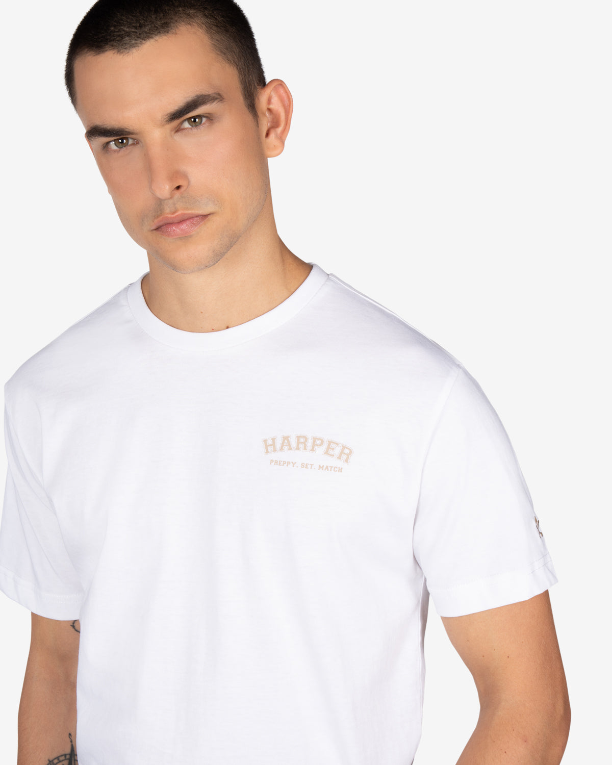 Camiseta MICHIGAN de Harper & Neyer en algodón blanco, plano medio con logo Harper en el pecho