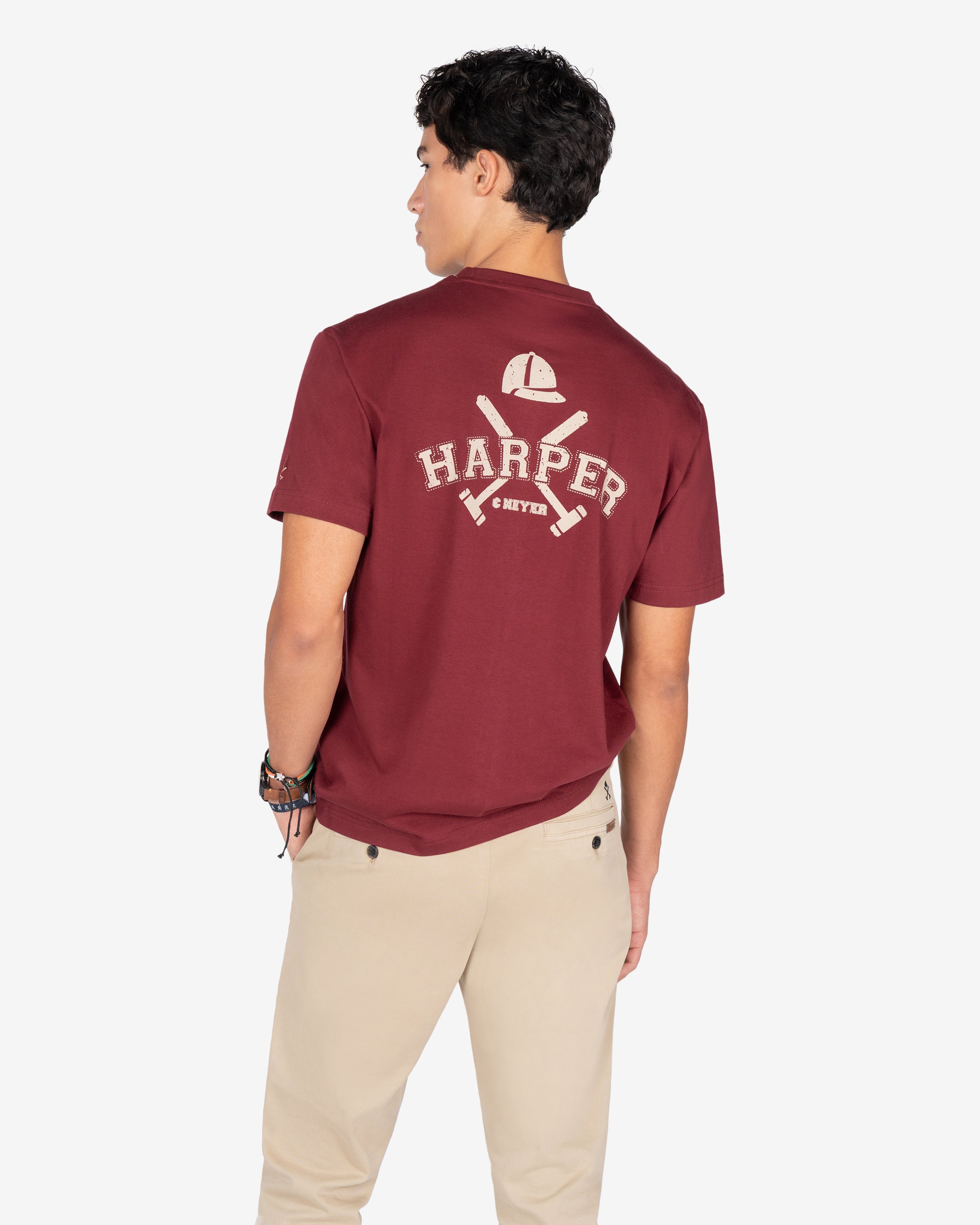 Camiseta MICHIGAN burdeos de Harper & Neyer, vista trasera con estampado varsity y chino beige