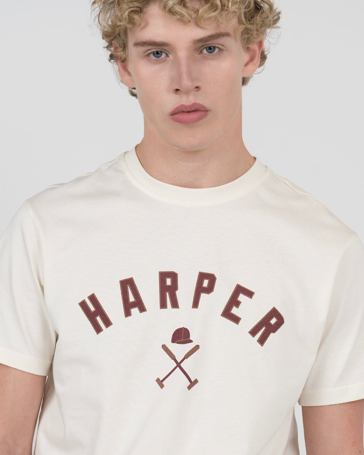Detalle del gráfico HARPER con casco y mazos de polo en la camiseta NEW ENGLAND crudo de Harper & Neyer