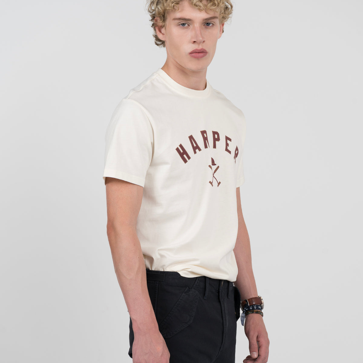 Camiseta NEW ENGLAND de Harper & Neyer en algodón crudo, vista tres cuartos con gráfico HARPER en el pecho