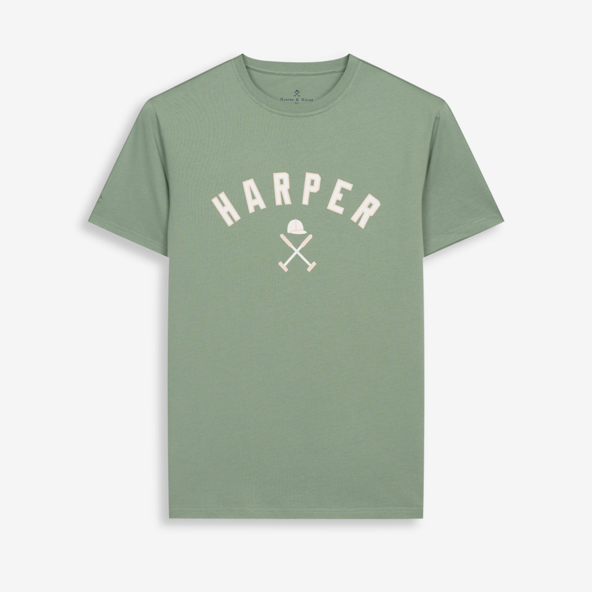 Camiseta NEW ENGLAND de Harper & Neyer en algodón verde salvia, bodegón frontal con gráfico HARPER de polo