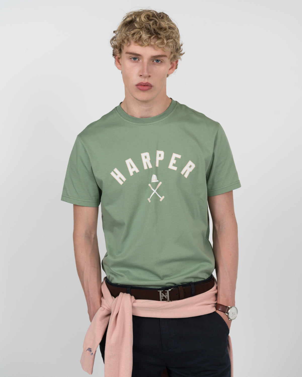 Camiseta NEW ENGLAND de Harper & Neyer en verde salvia, vista frontal con gráfico HARPER en el pecho