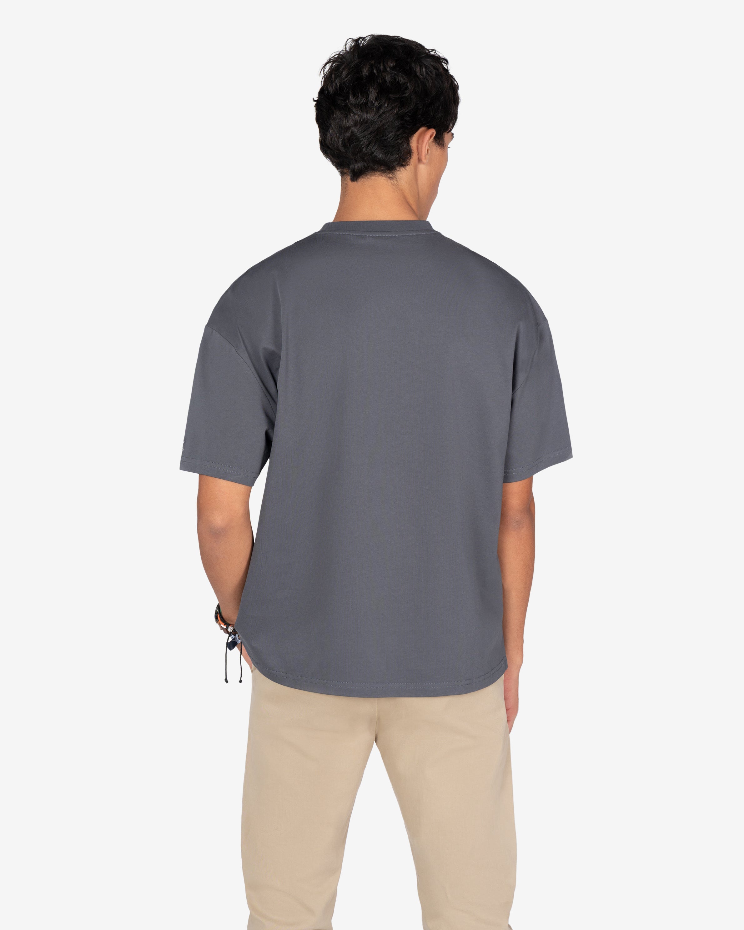 Camiseta NEWPORT oversize antracita de Harper & Neyer, vista trasera con modelo y chino beige