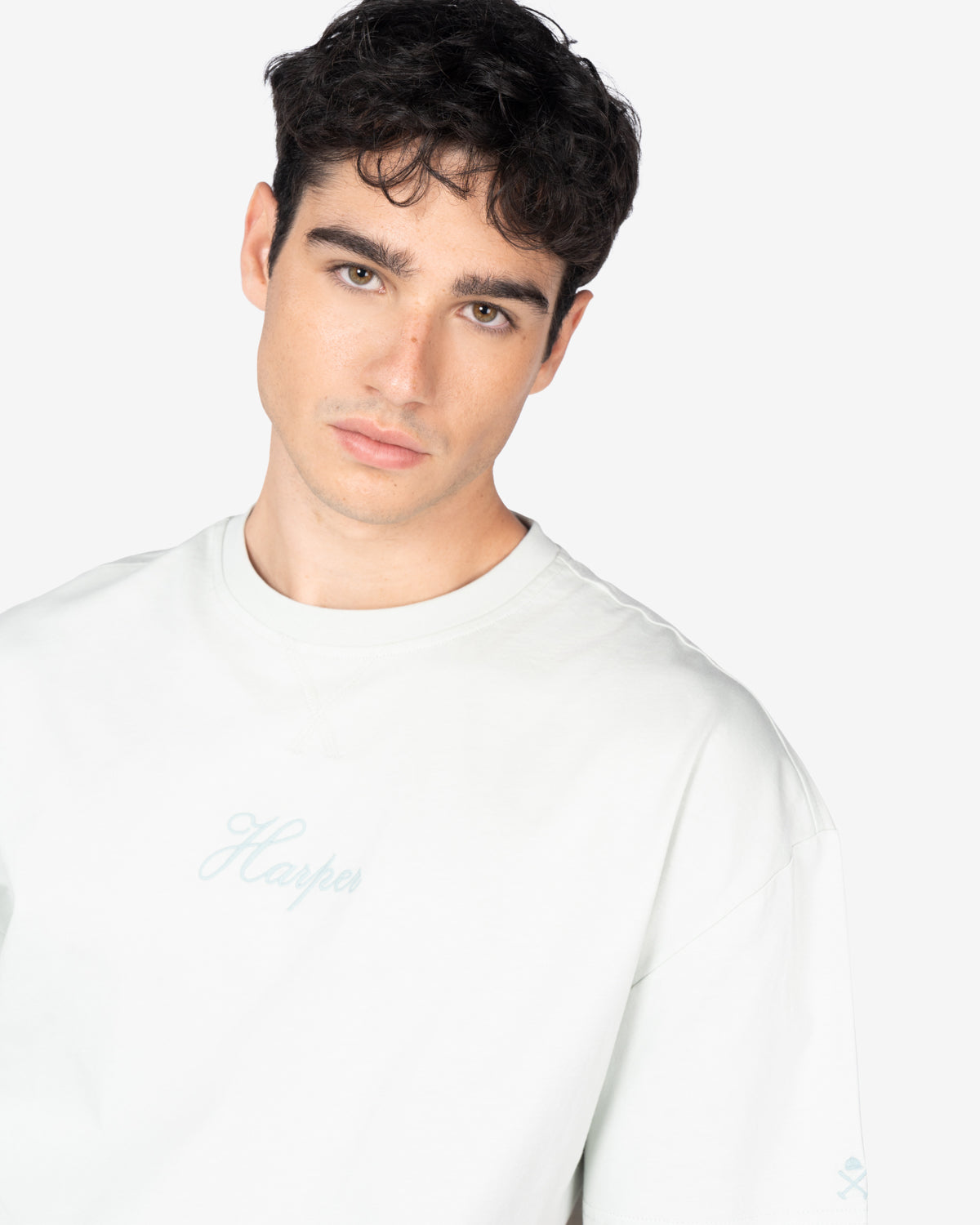 Camiseta NEWPORT oversize de Harper & Neyer en gris cielo, plano medio con logo Harper en azul cielo