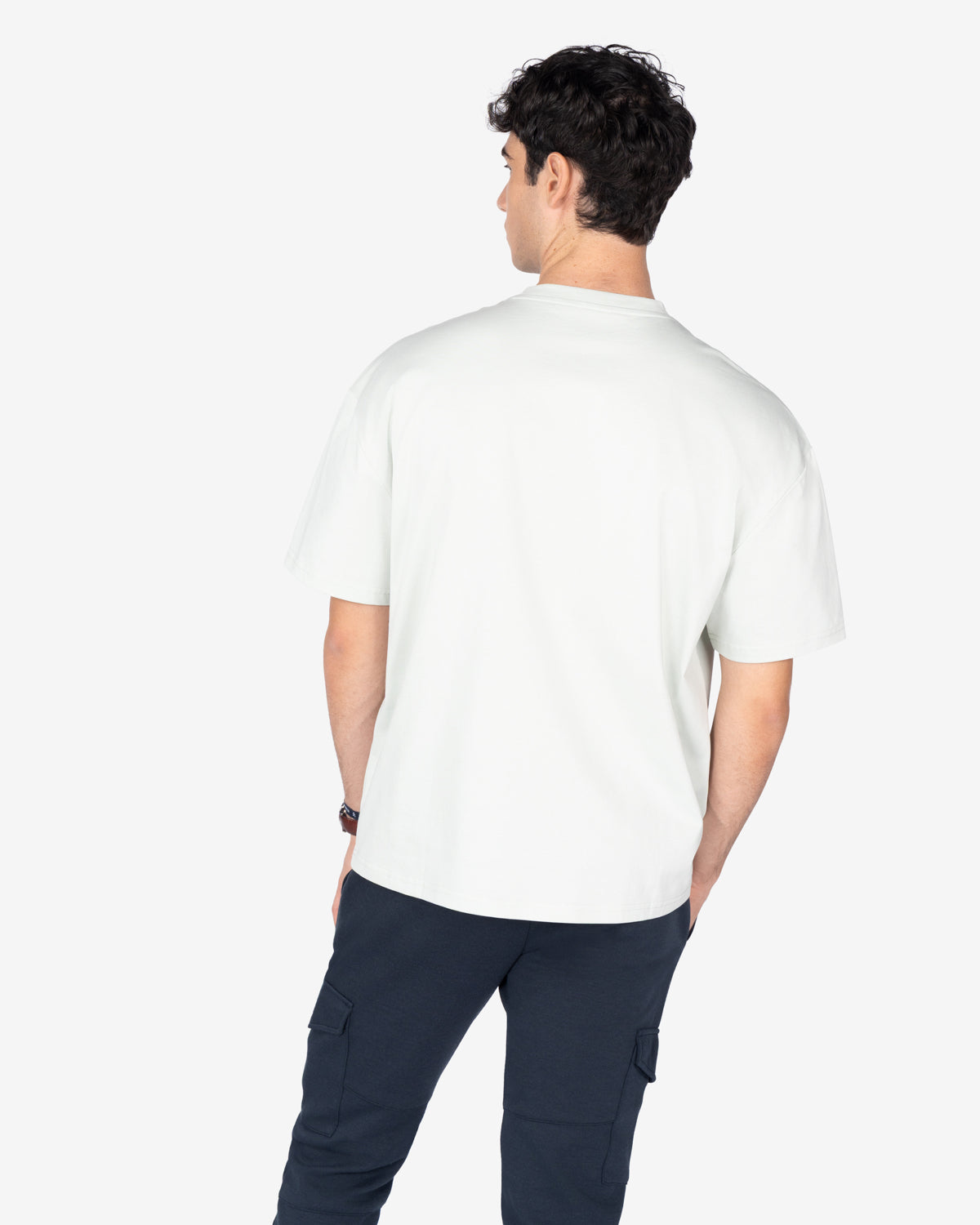 Camiseta NEWPORT oversize gris cielo de Harper & Neyer, vista trasera con modelo y pantalón cargo azul marino