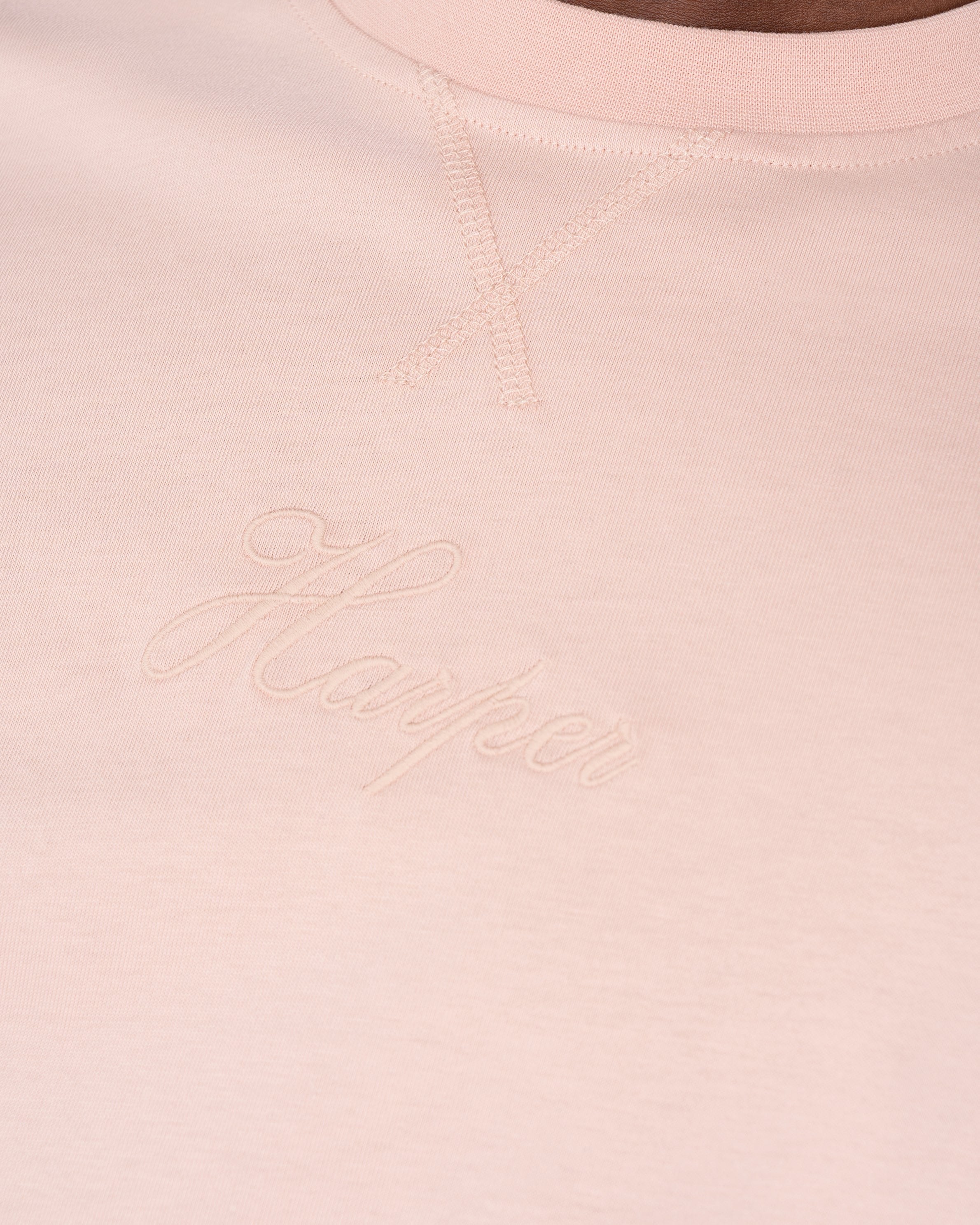 Detalle del logo Harper bordado tono sobre tono y costura reforzada en el cuello de la camiseta NEWPORT rosa
