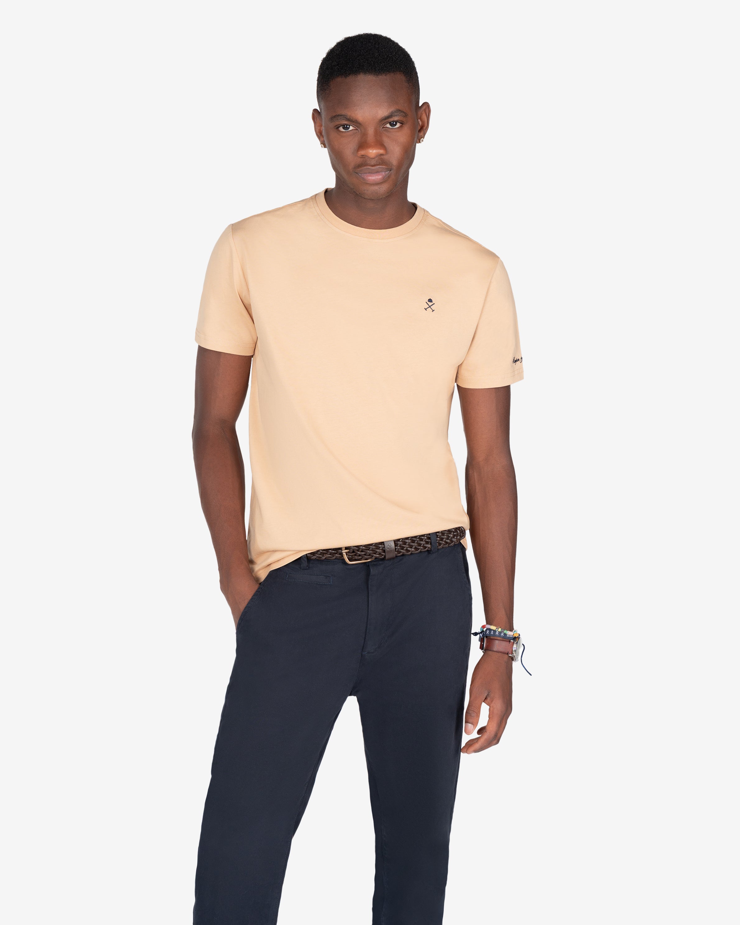 Camiseta PARADISE camel de Harper & Neyer, look frontal con chino azul marino y cinturón trenzado marrón