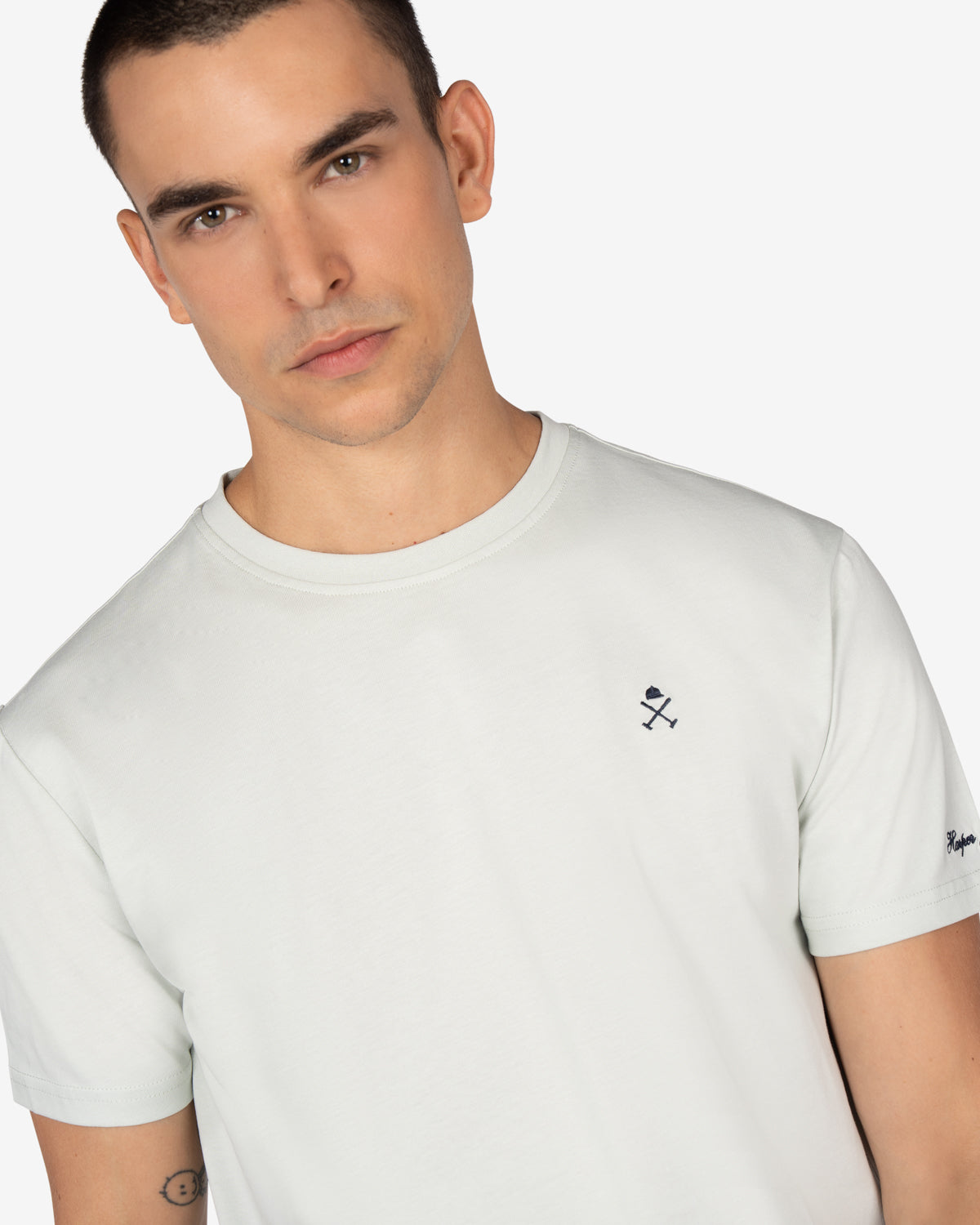 Camiseta PARADISE de Harper & Neyer en gris perla, plano medio con logo bordado en el pecho