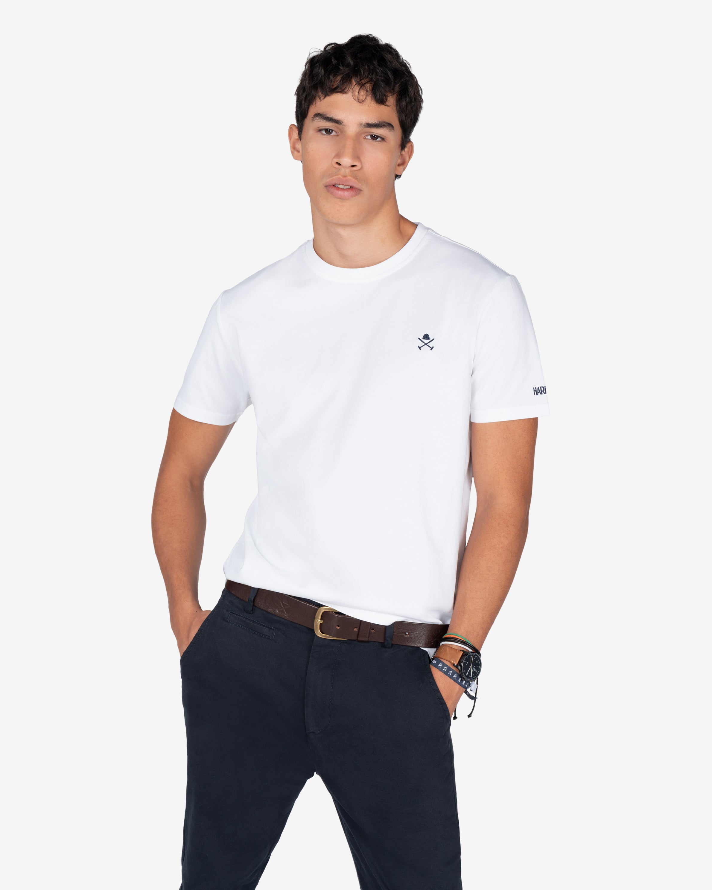 Camiseta RANGER blanca de Harper & Neyer, look frontal con chino azul marino y cinturón marrón