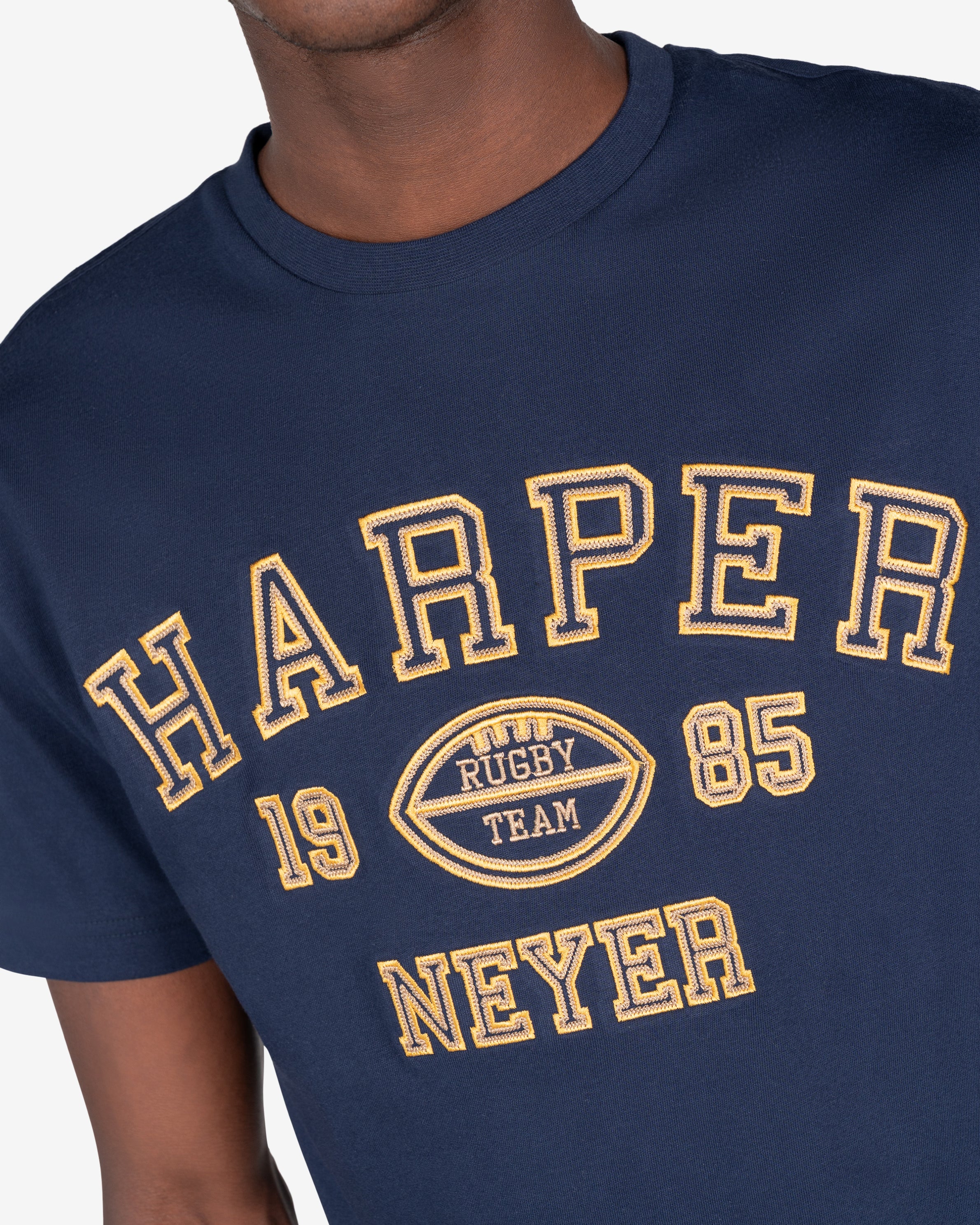 Camiseta Rugby de Harper & Neyer en azul marino, detalle del gráfico college de rugby bordado