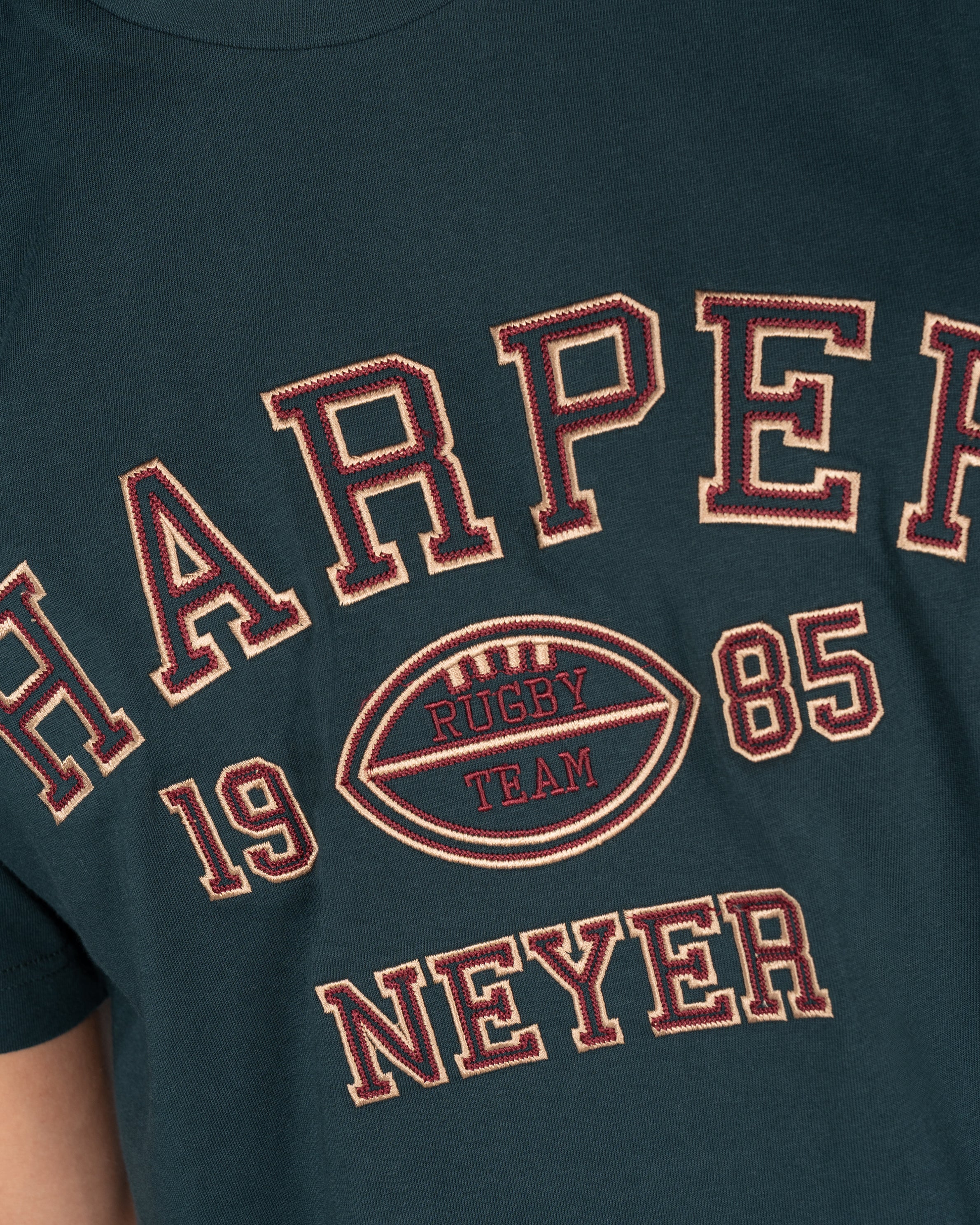 Camiseta Rugby de Harper & Neyer en verde botella, look preppy vista trasera