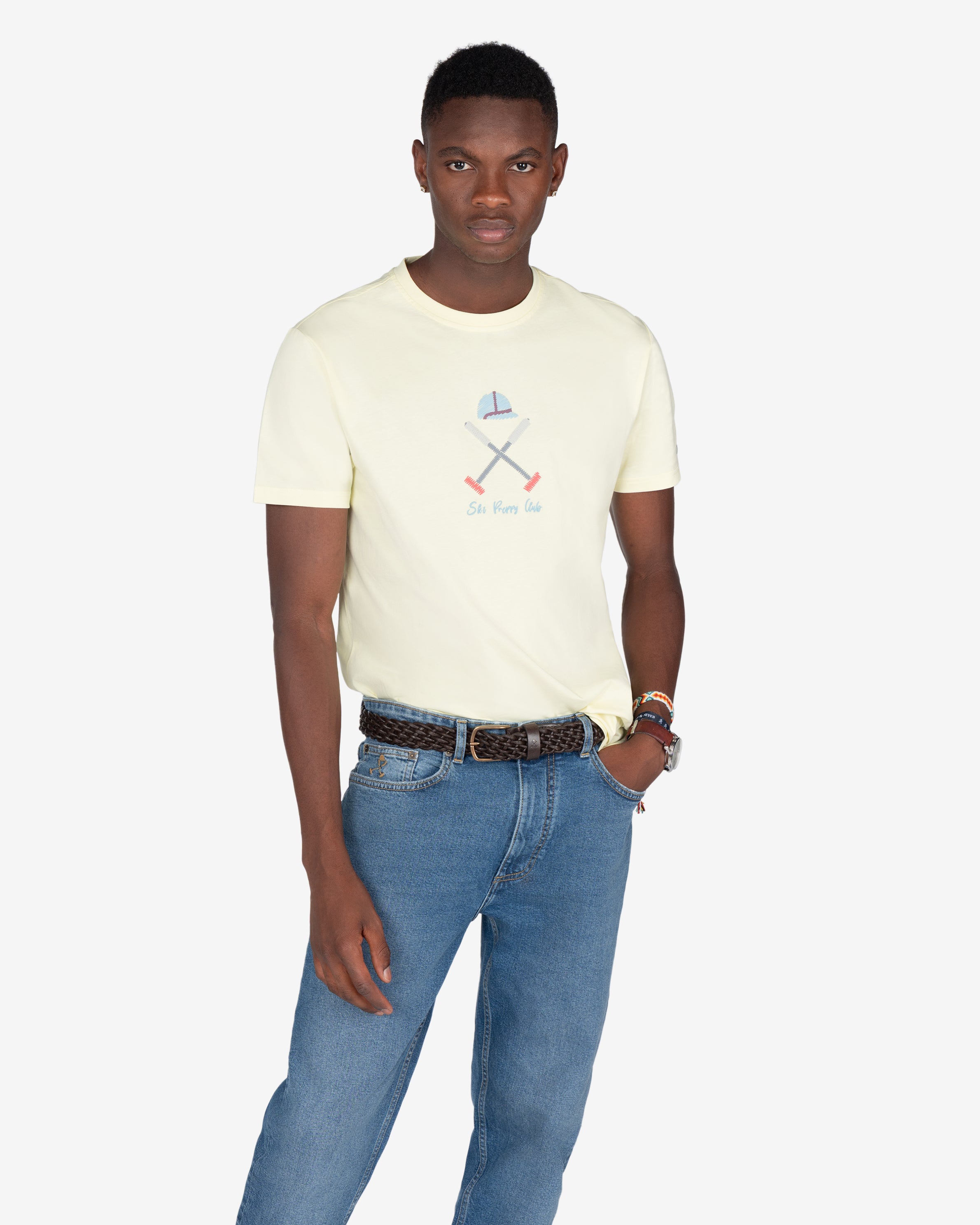 Camiseta VERMONT amarillo mantequilla de Harper & Neyer, look frontal con vaquero y cinturón trenzado marrón