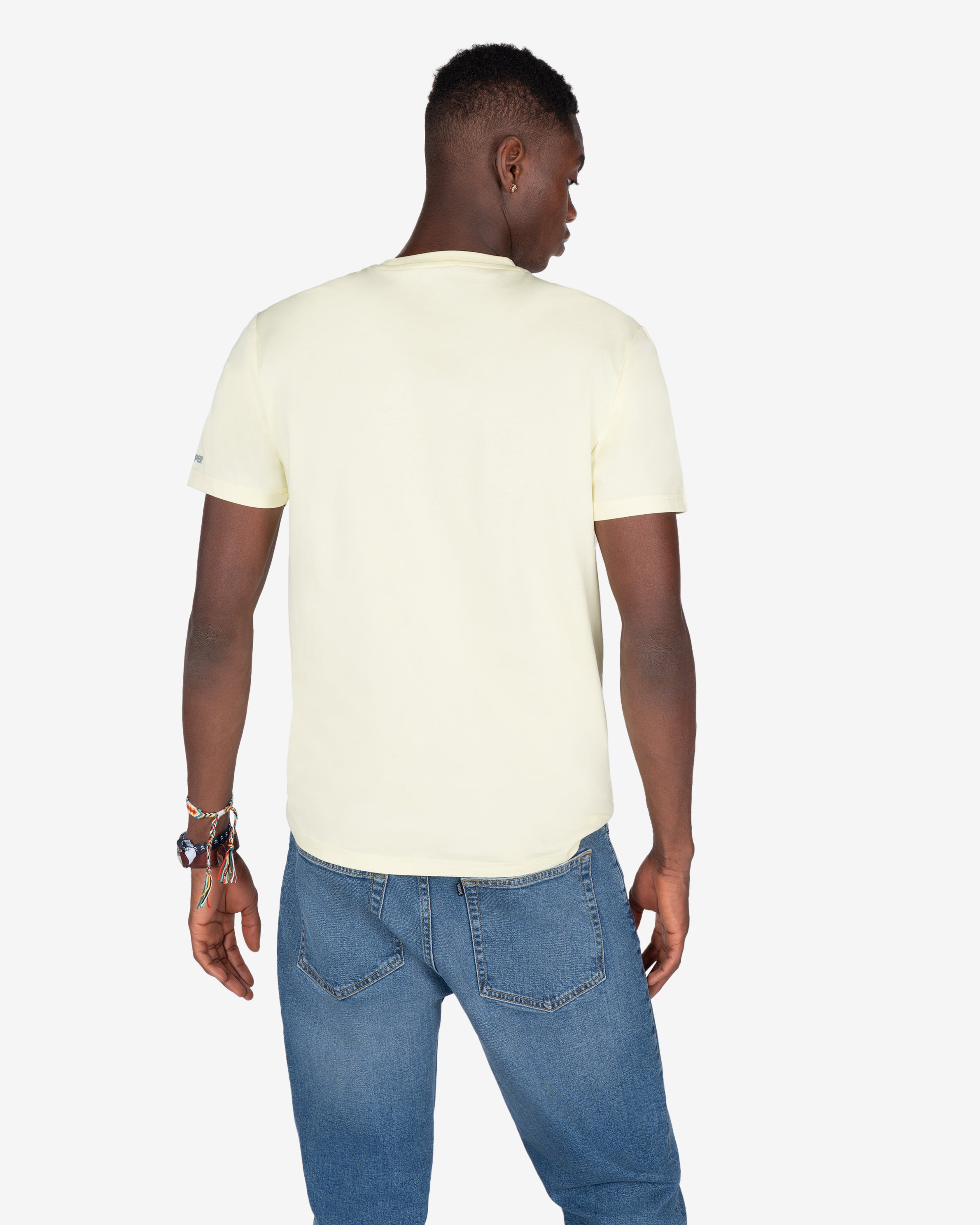 Camiseta VERMONT amarillo mantequilla de Harper & Neyer, look trasero con vaquero azul medio
