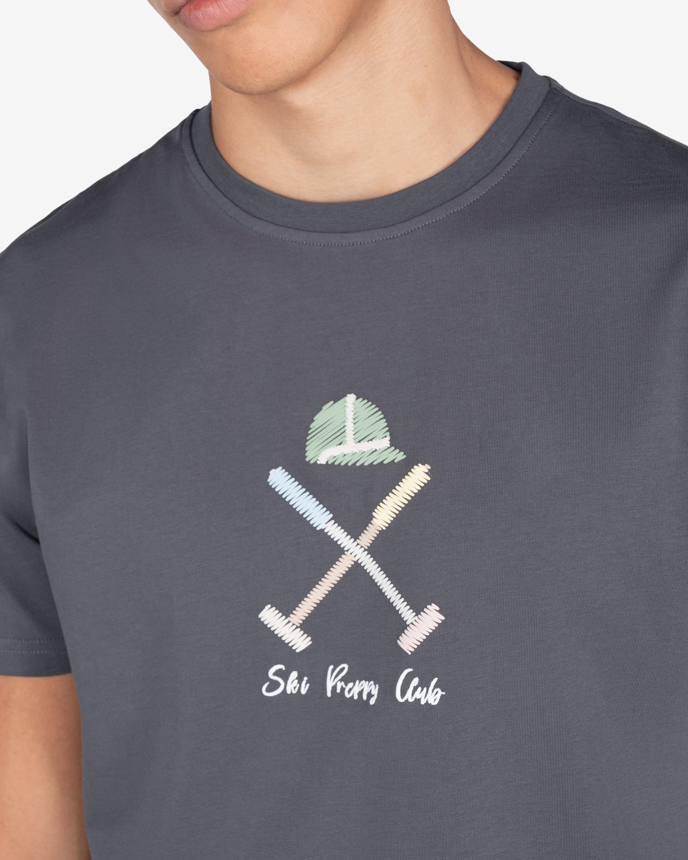 Detalle del bordado Ski Preppy Club en hilo scribble pastel de la camiseta VERMONT antracita de Harper & Neyer