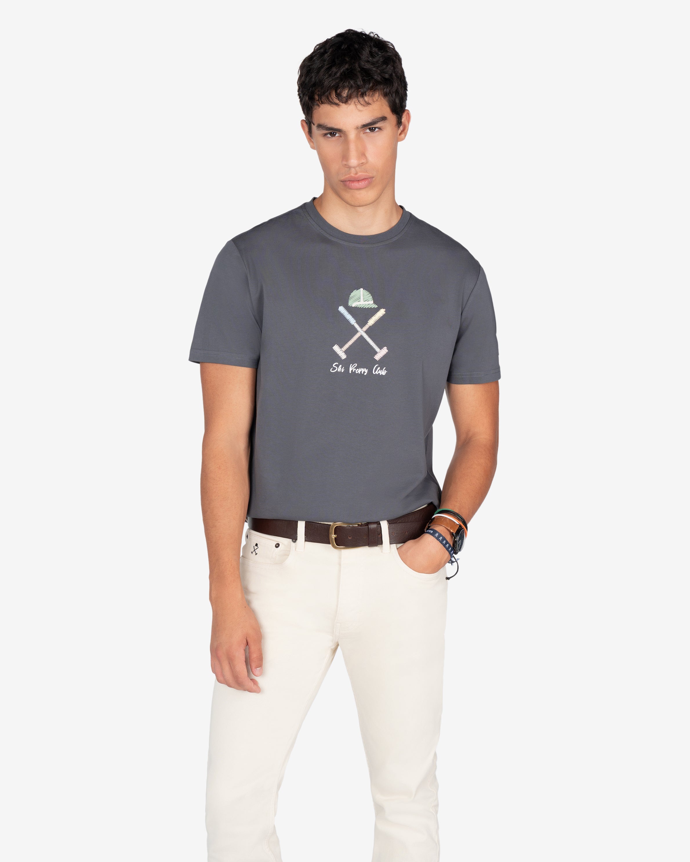 Camiseta VERMONT antracita de Harper & Neyer, look frontal con vaquero blanco crudo y cinturón de piel marrón