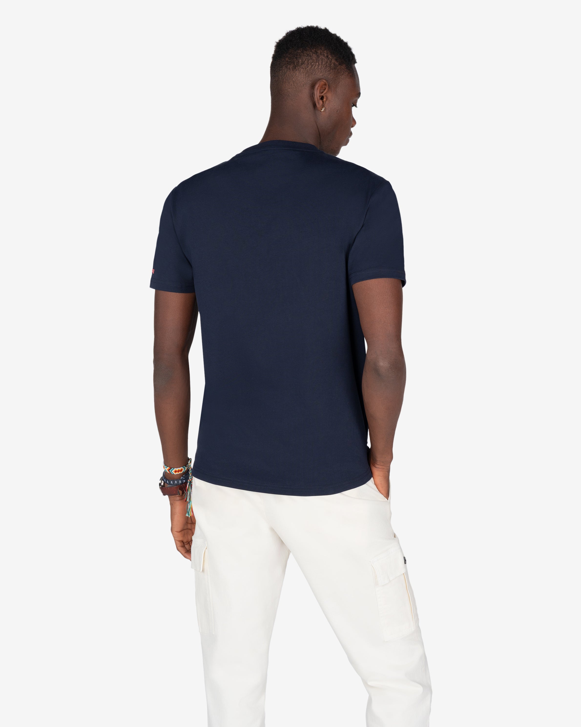 Camiseta VERMONT azul marino de Harper & Neyer, look trasero con cargo blanco crudo