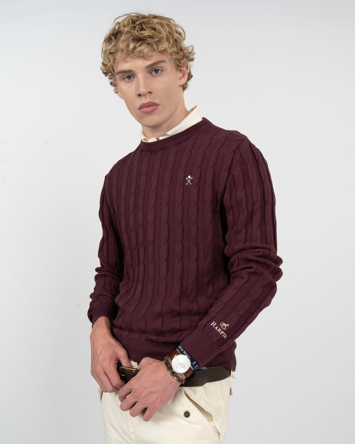 Jersey VICTORY de punto de ochos burdeos de Harper & Neyer, vista frontal con bordado de polo en blanco