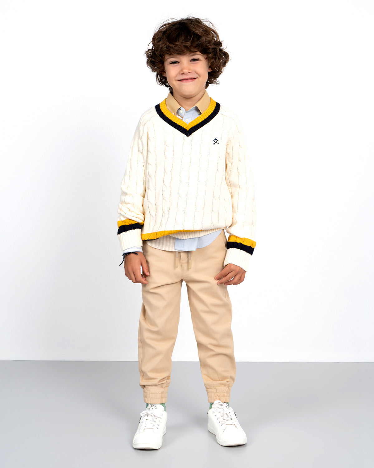 Jersey Wimbledon Kids crudo con cuello V bicolor de Harper & Neyer, modelo cuerpo entero