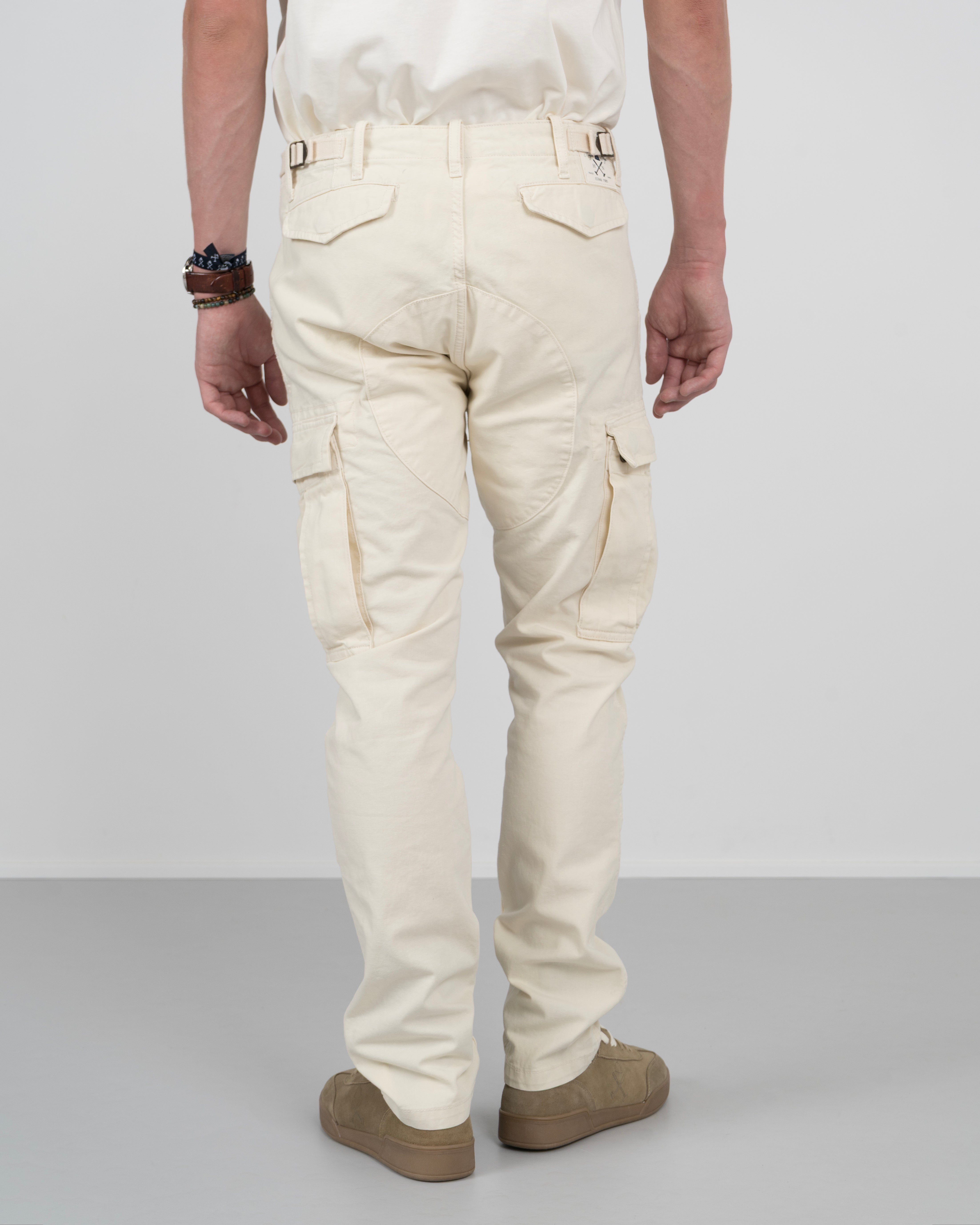 Pantalón cargo VICTORY de Harper & Neyer en crudo, vista frontal completa con jersey burdeos y mocasines