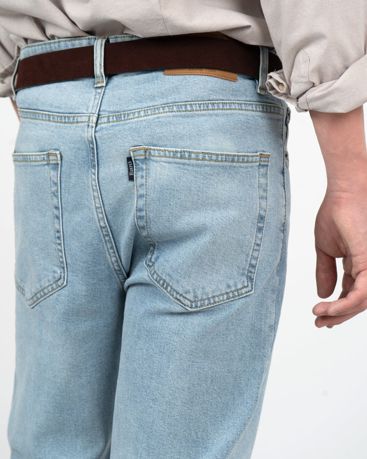 Pantalón DENIM de Harper & Neyer en denim claro, vista frontal con pinzas delanteras y cierre de botón
