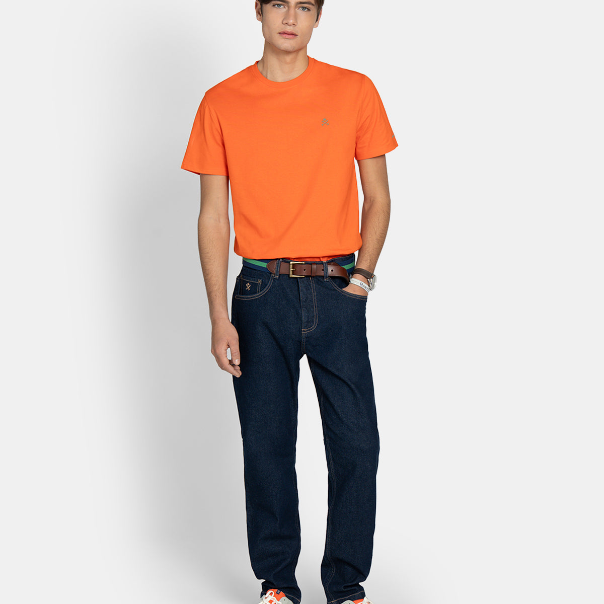 Pantalón Denim de Harper & Neyer en azul oscuro con modelo, combinado con camiseta naranja y sneakers blancas