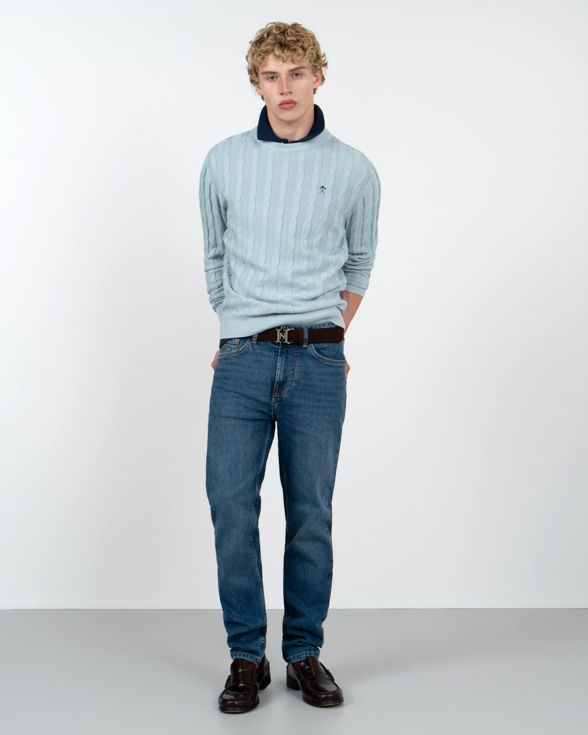 Pantalón DENIM de corte slim de Harper & Neyer en denim medio, vista frontal completa