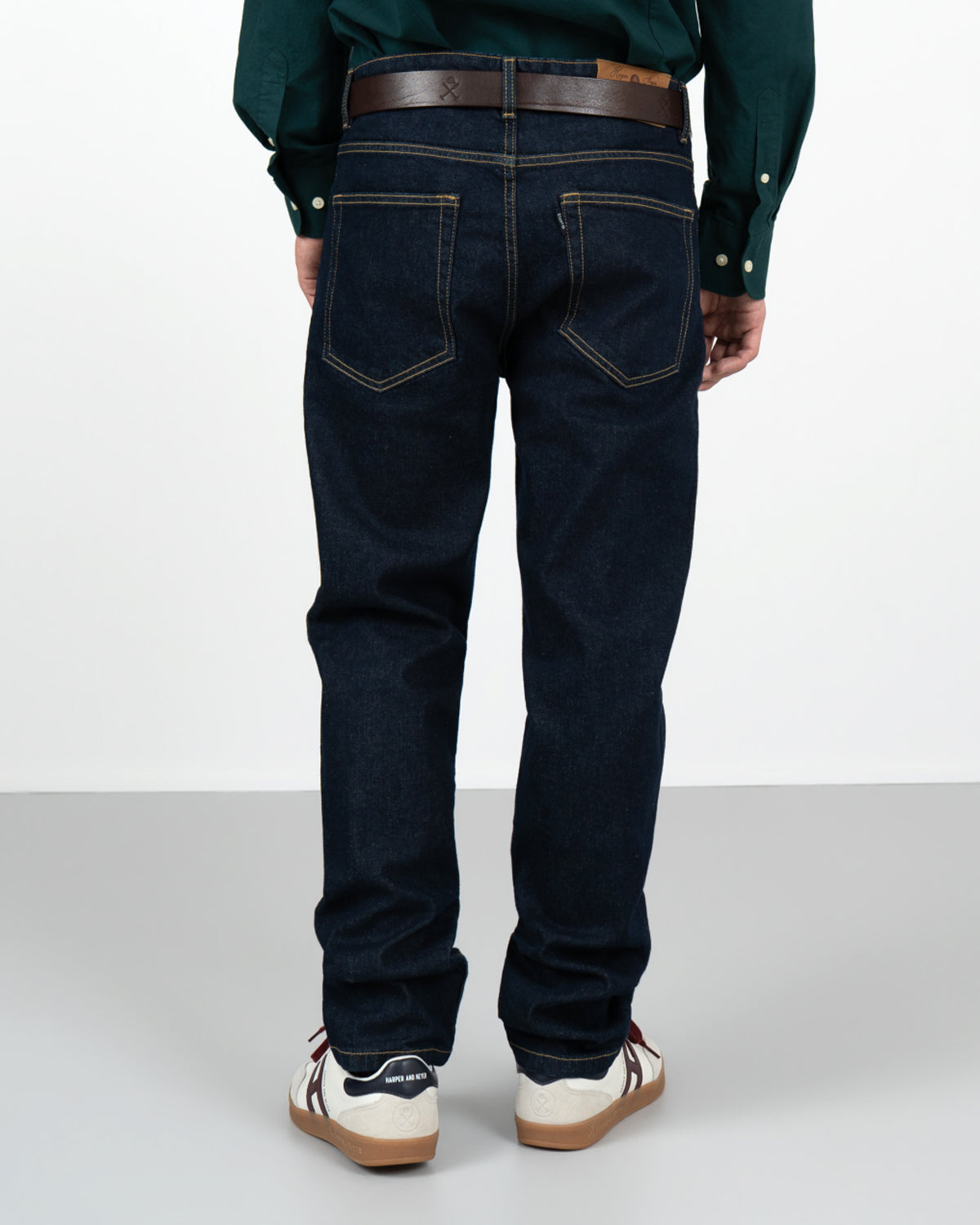 Detalle de la cintura y las pinzas delanteras del pantalón DENIM oscuro de Harper & Neyer